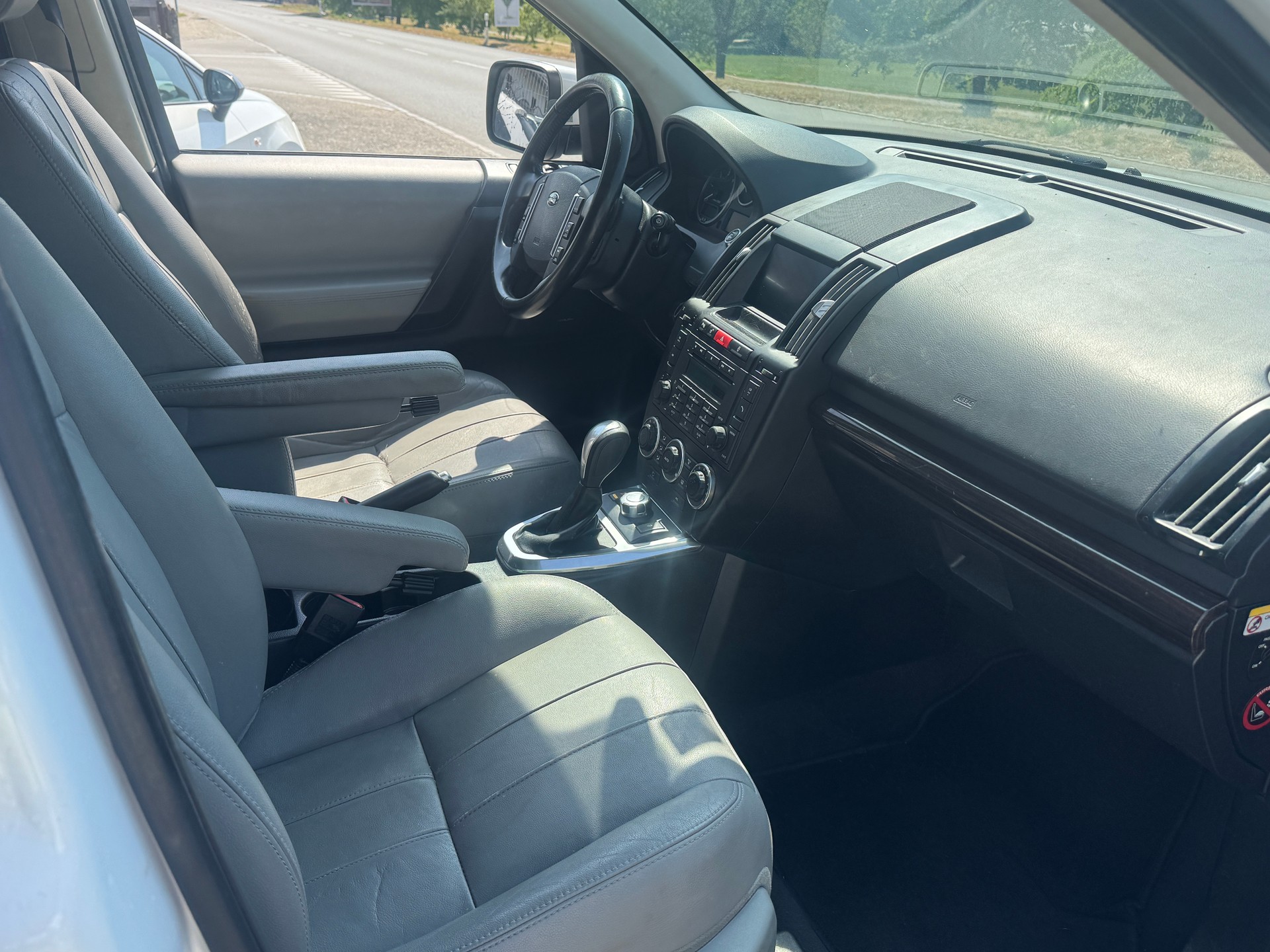 LAND ROVER Freelander 2.2 SD4 S Automatic-image-6