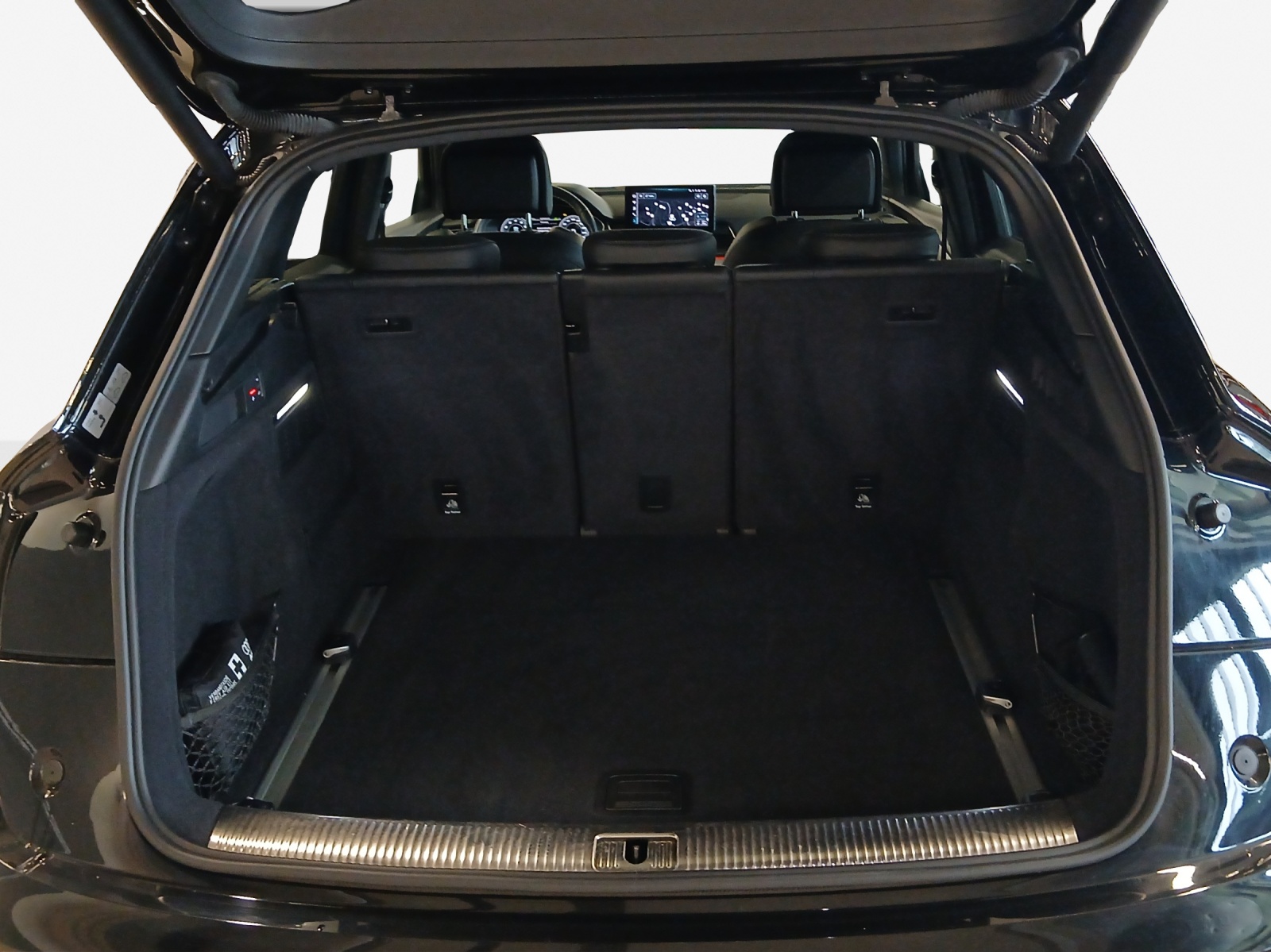 AUDI Q5 45 TFSI Black Edition quattro S-tronic-image-12