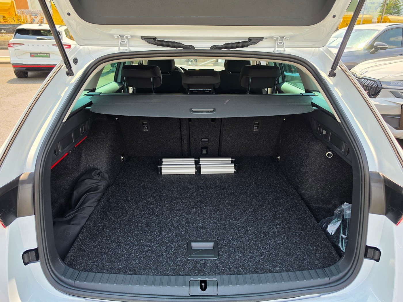 SKODA Octavia Combi 2.0 TDI DSG Selection-image-5
