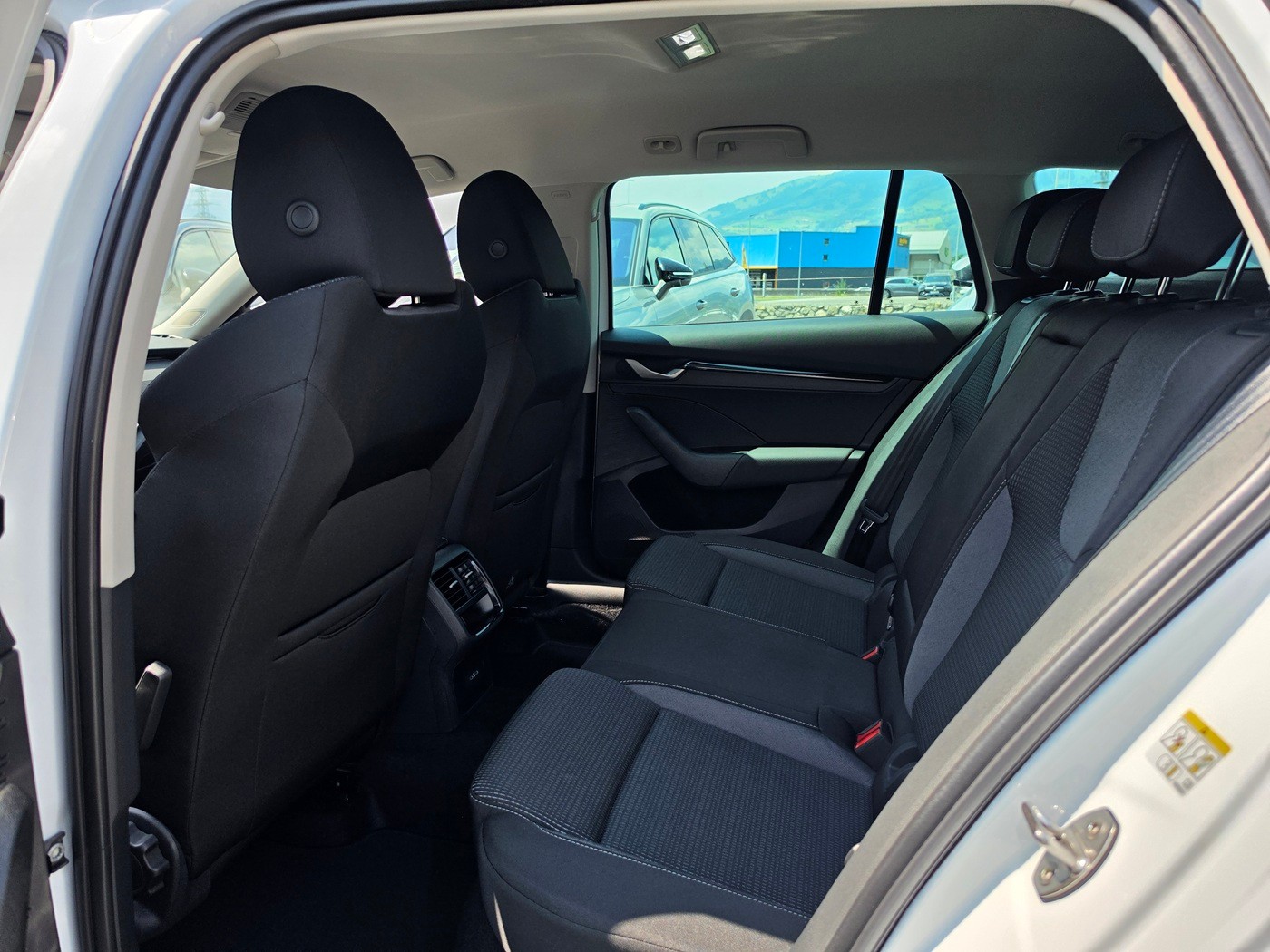 SKODA Octavia Combi 2.0 TDI DSG Selection-image-7