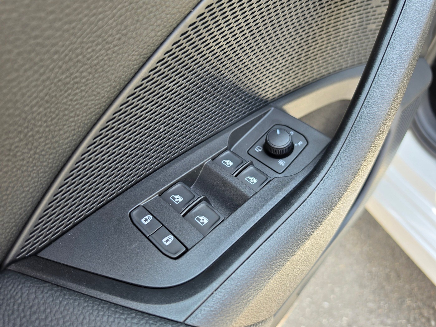 SKODA Octavia Combi 2.0 TDI DSG Selection-image-15