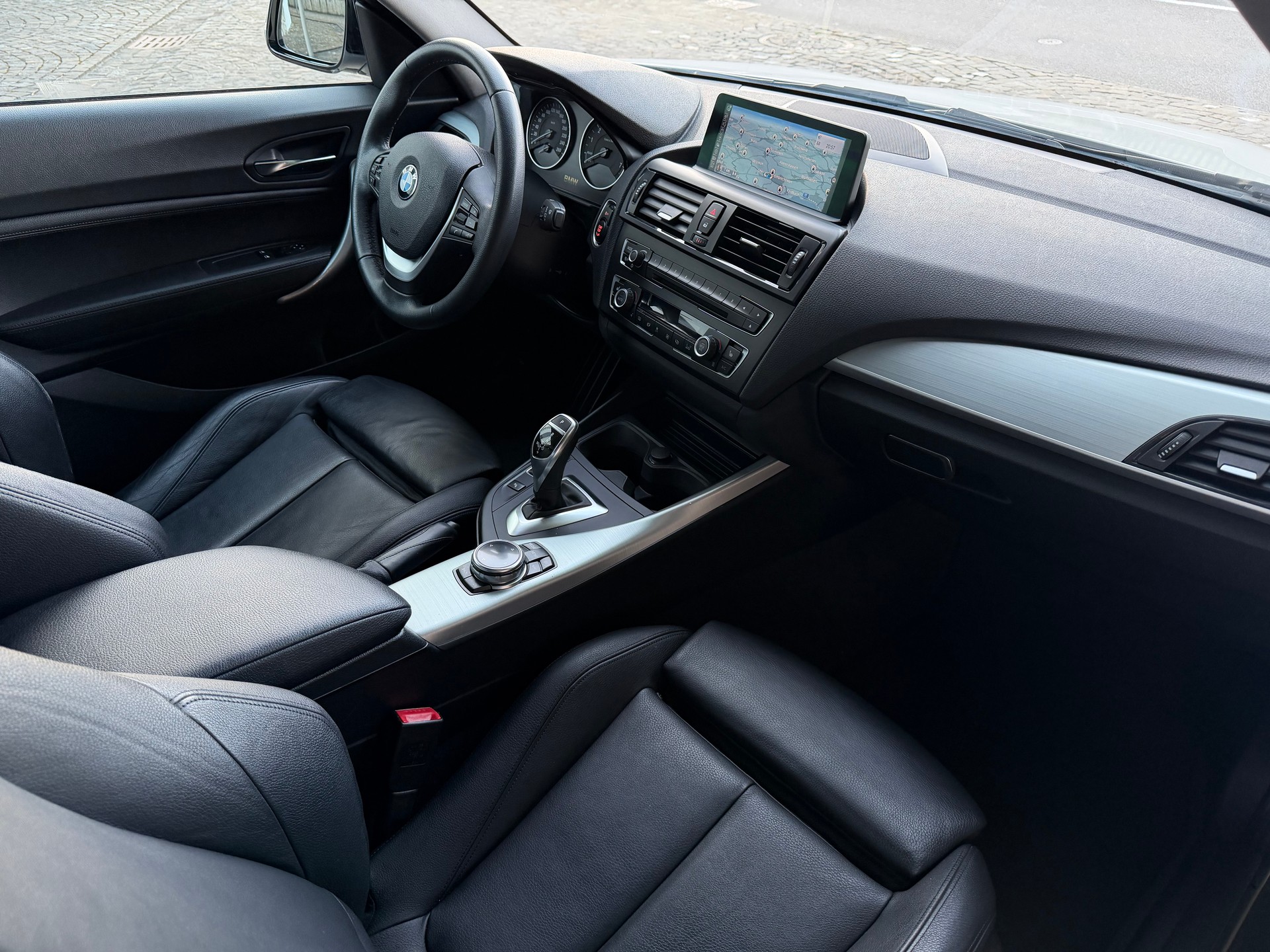 BMW 220i Modern Line Steptronic / CH-Fahrzeug / Frisch ab MFK / Service gepflegt / 8 Fach / Leder / Xenon / Navi / ACC / DAB-image-10