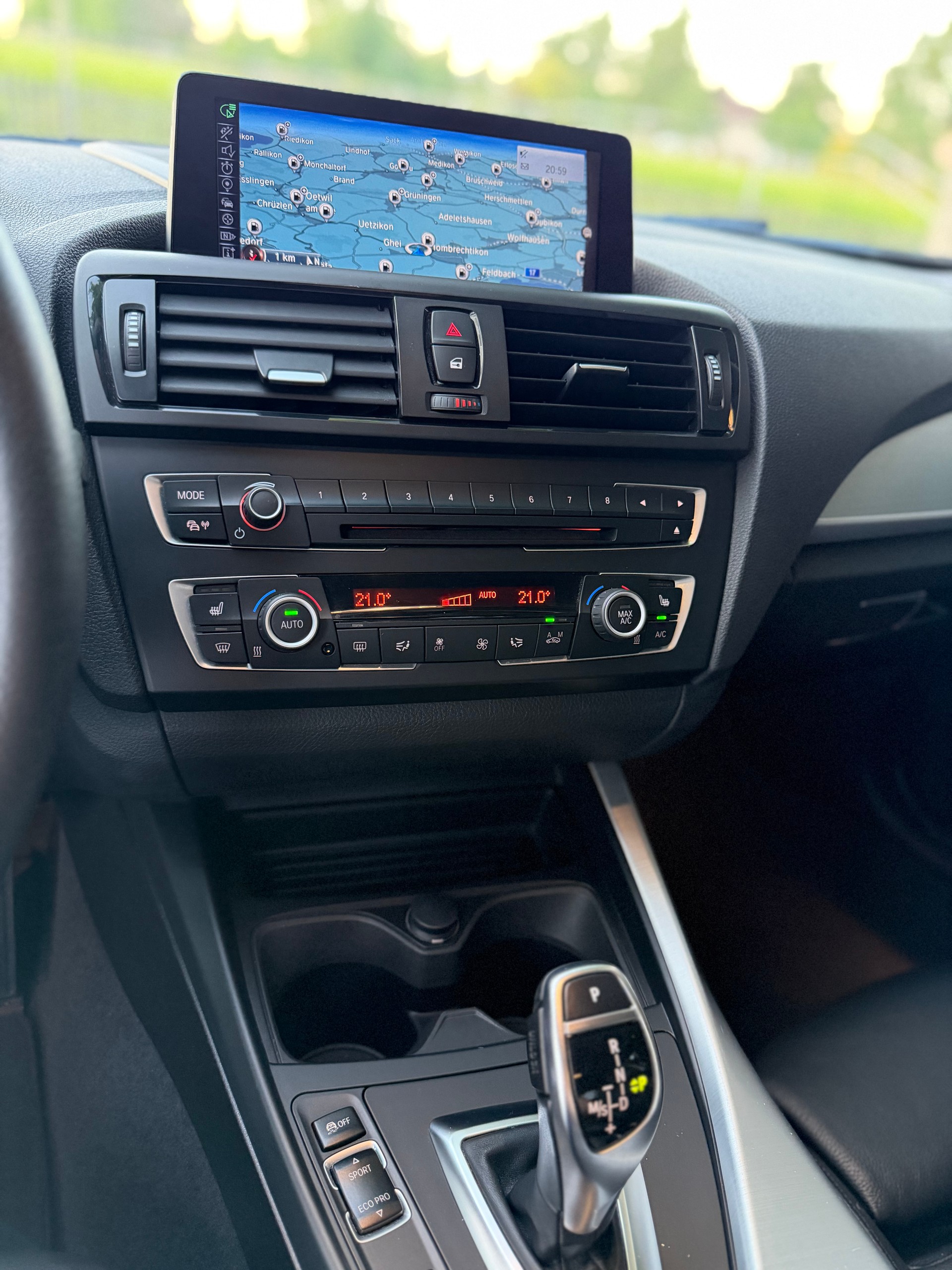 BMW 220i Modern Line Steptronic / CH-Fahrzeug / Frisch ab MFK / Service gepflegt / 8 Fach / Leder / Xenon / Navi / ACC / DAB-image-14
