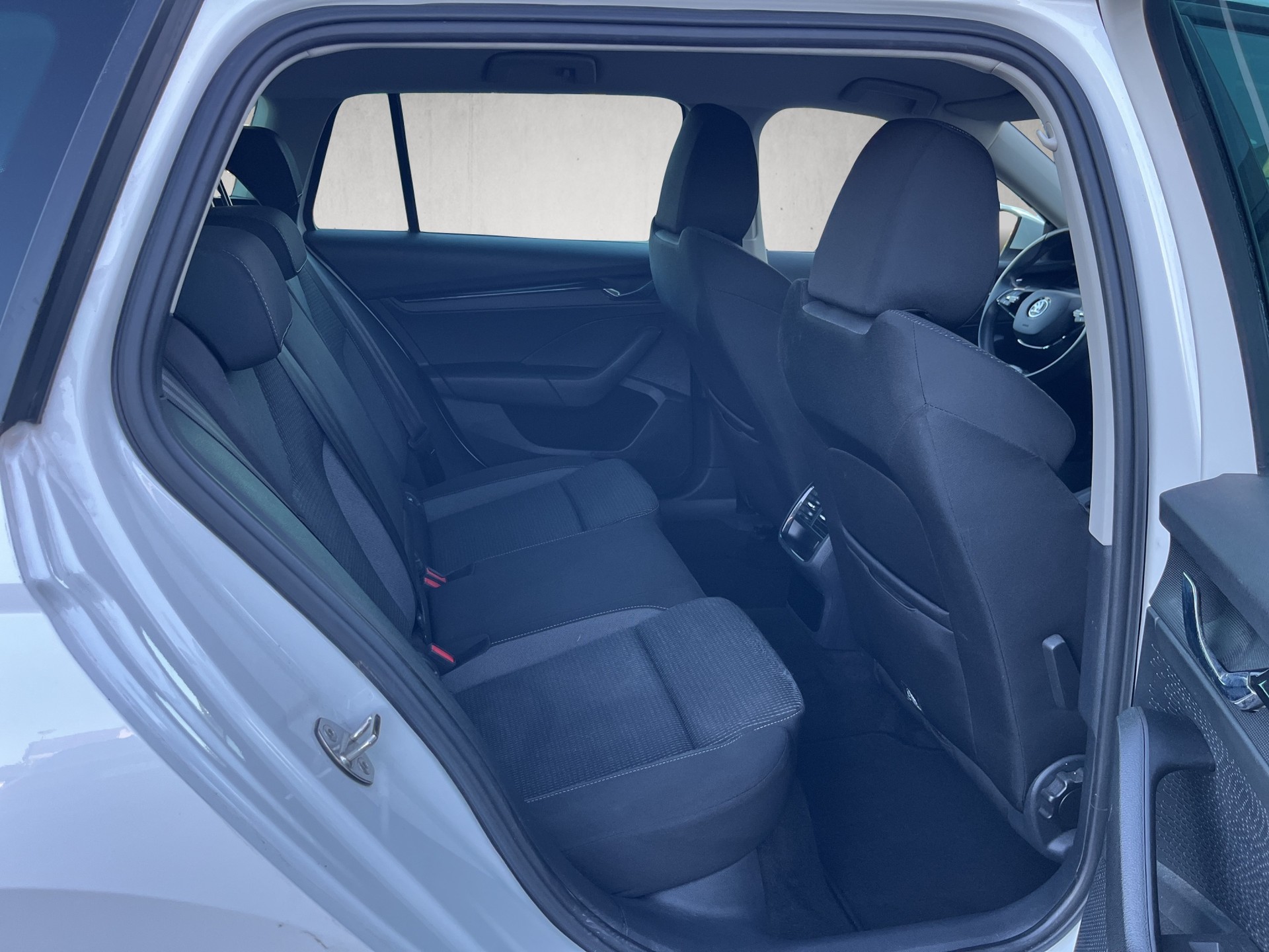 SKODA Octavia Combi 2.0 TDI DSG Ambition 4x4-image-12