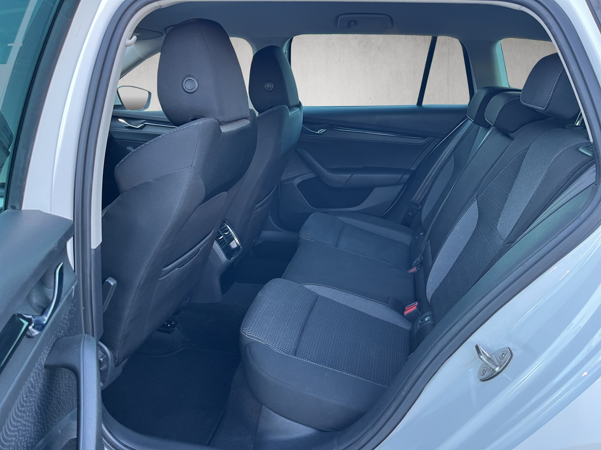 SKODA Octavia Combi 2.0 TDI DSG Ambition 4x4-image-11