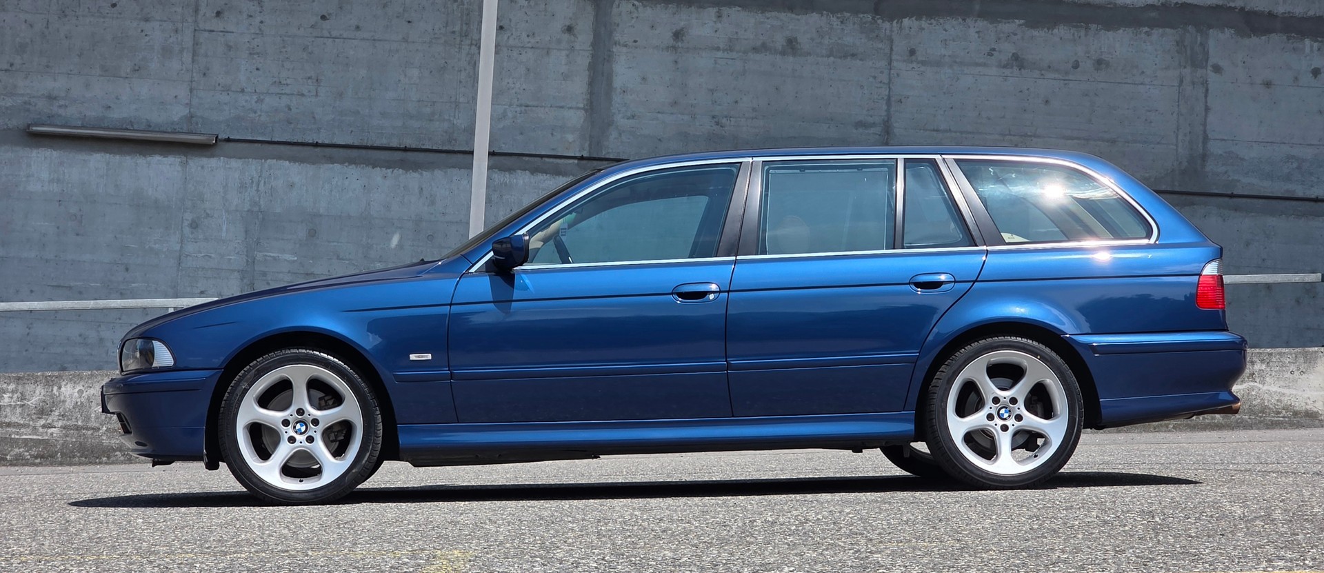 BMW 530i Touring-image-2