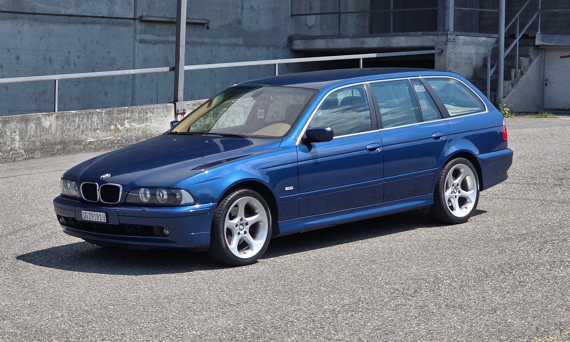 BMW 530i Touring-image-0