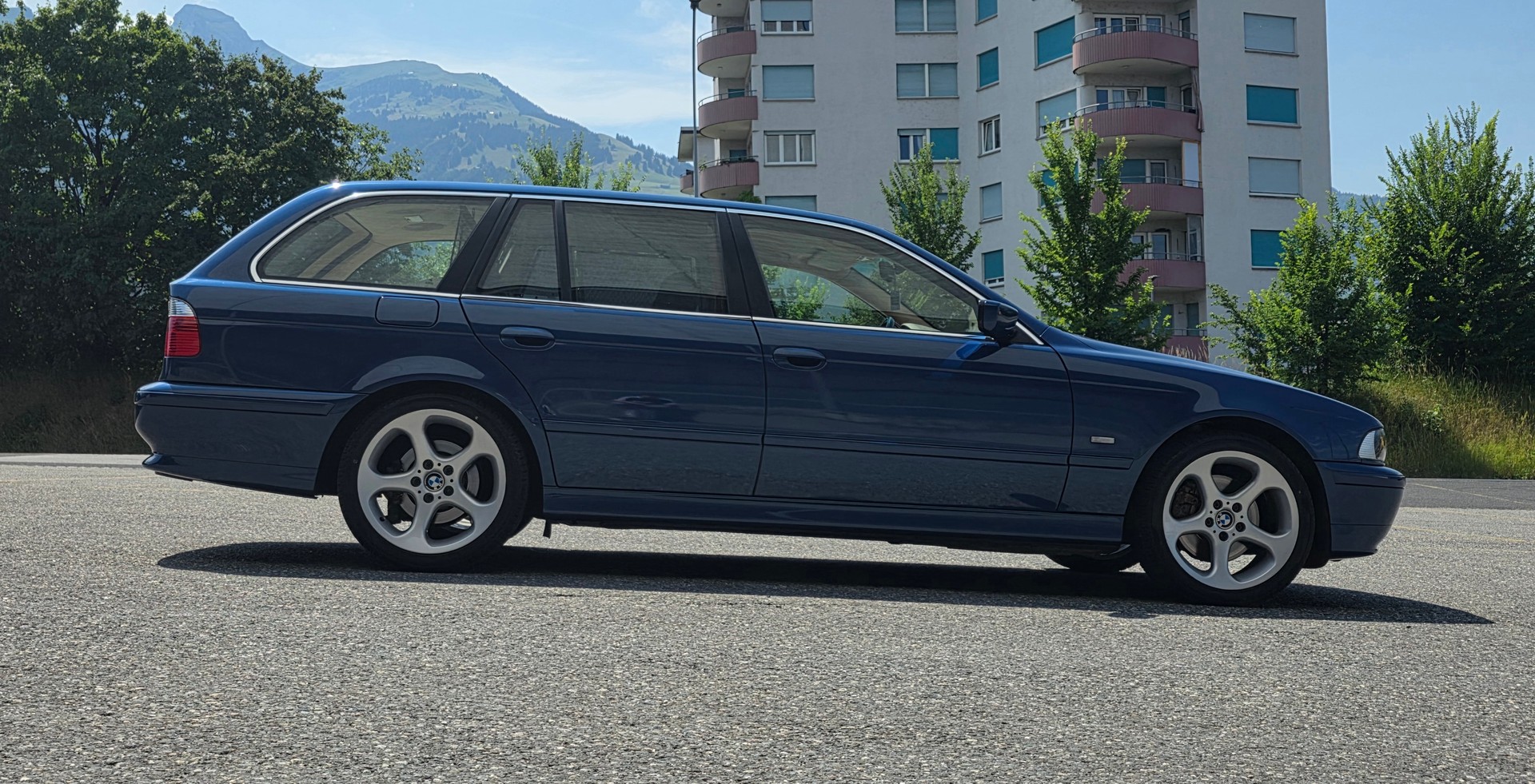 BMW 530i Touring-image-3