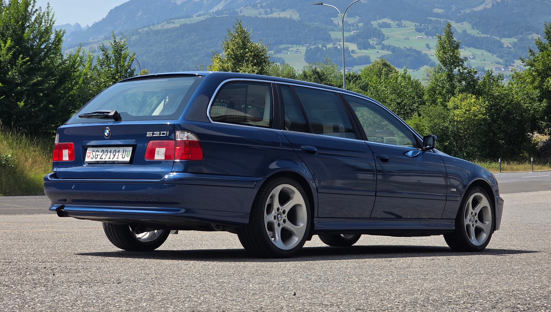 BMW 530i Touring-image-5