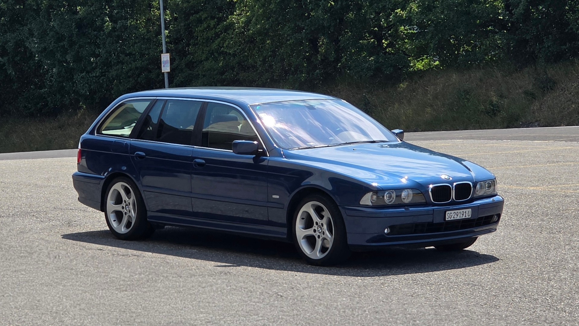 BMW 530i Touring-image-1
