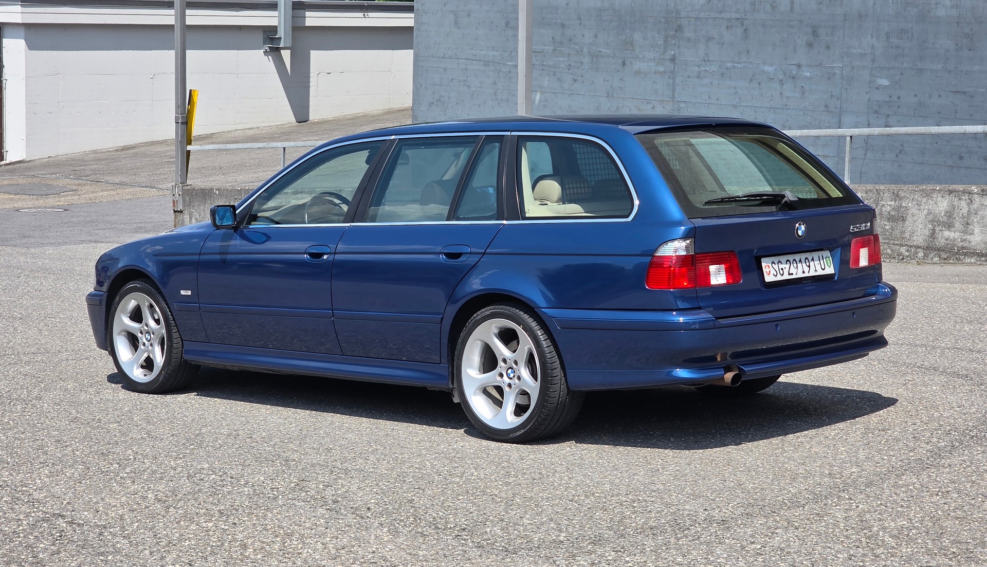 BMW 530i Touring-image-4