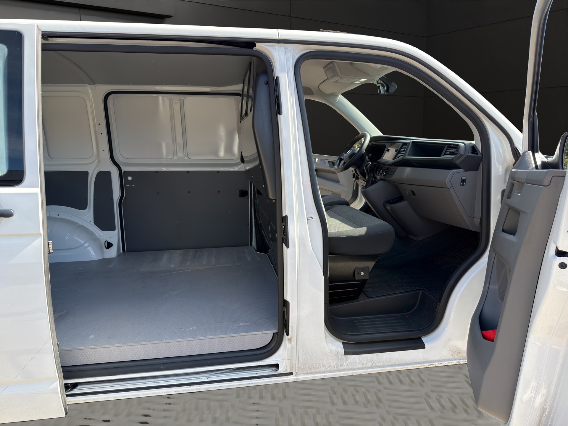 VW T6.1 2.0 TDI 4Motion DSG-image-18