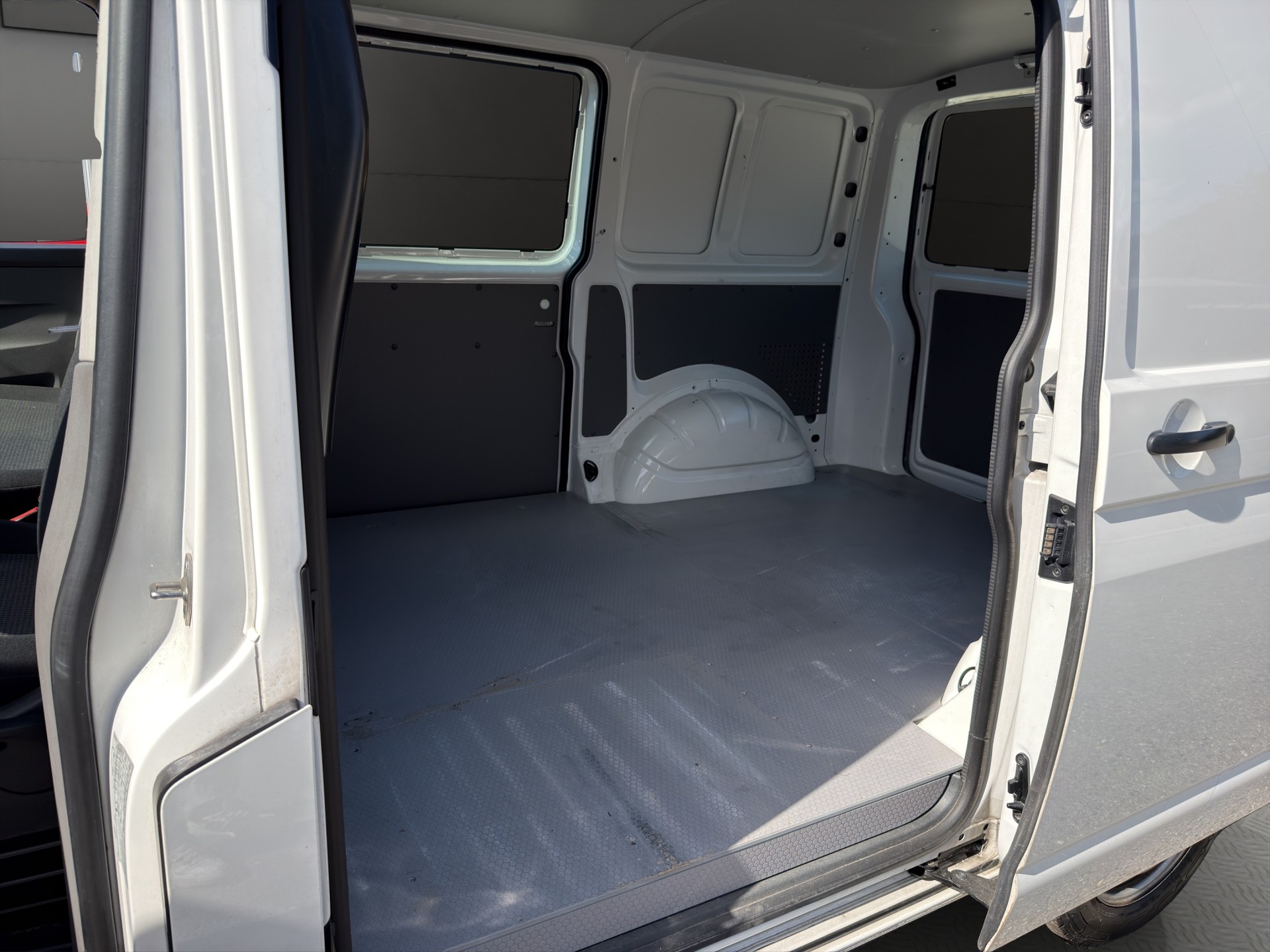 VW T6.1 2.0 TDI 4Motion DSG-image-17