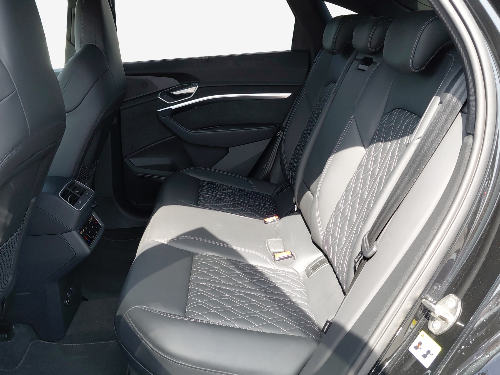 AUDI e-tron S Sportback quattro-image-12