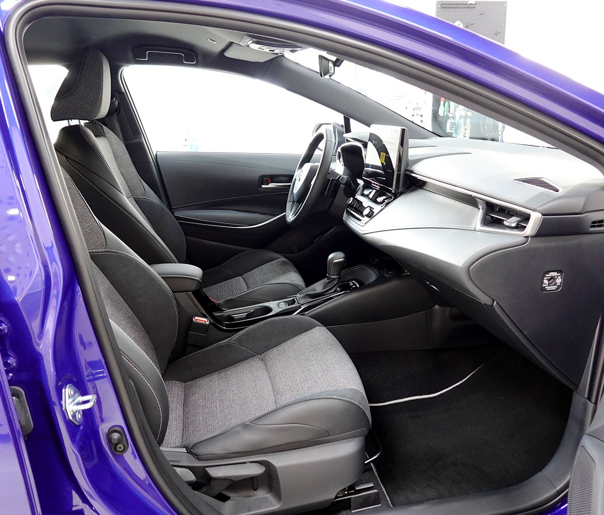 TOYOTA Corolla 2.0 HSD Trend e- CVT-image-4