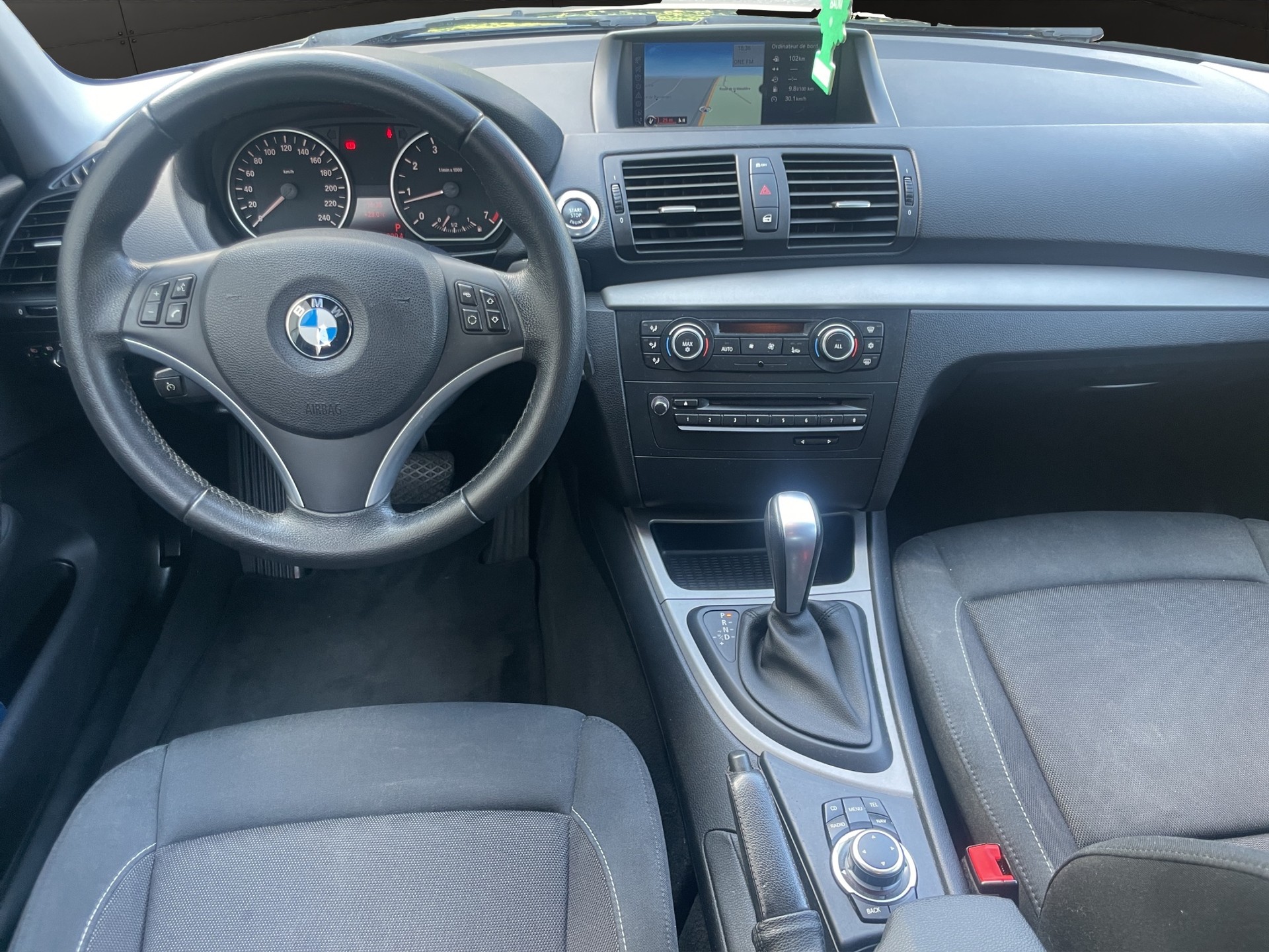 BMW 118i Dynamic Edition Steptronic-image-11
