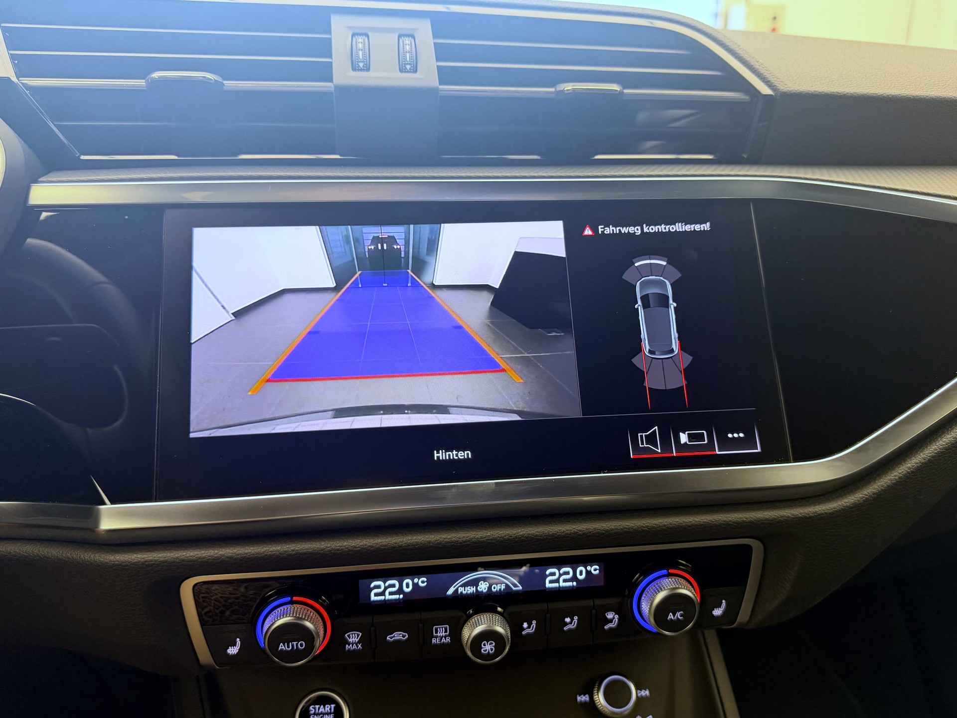 AUDI Q3 45 TFSI advanced quattro S-tronic-image-10
