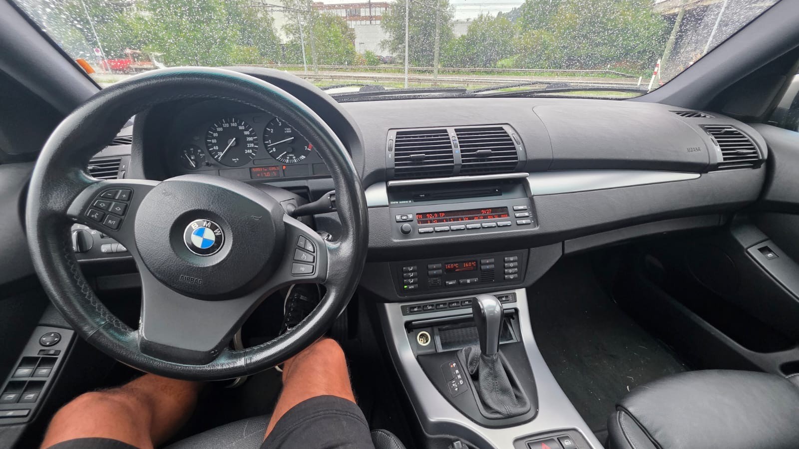 BMW X5 3.0i-image-9