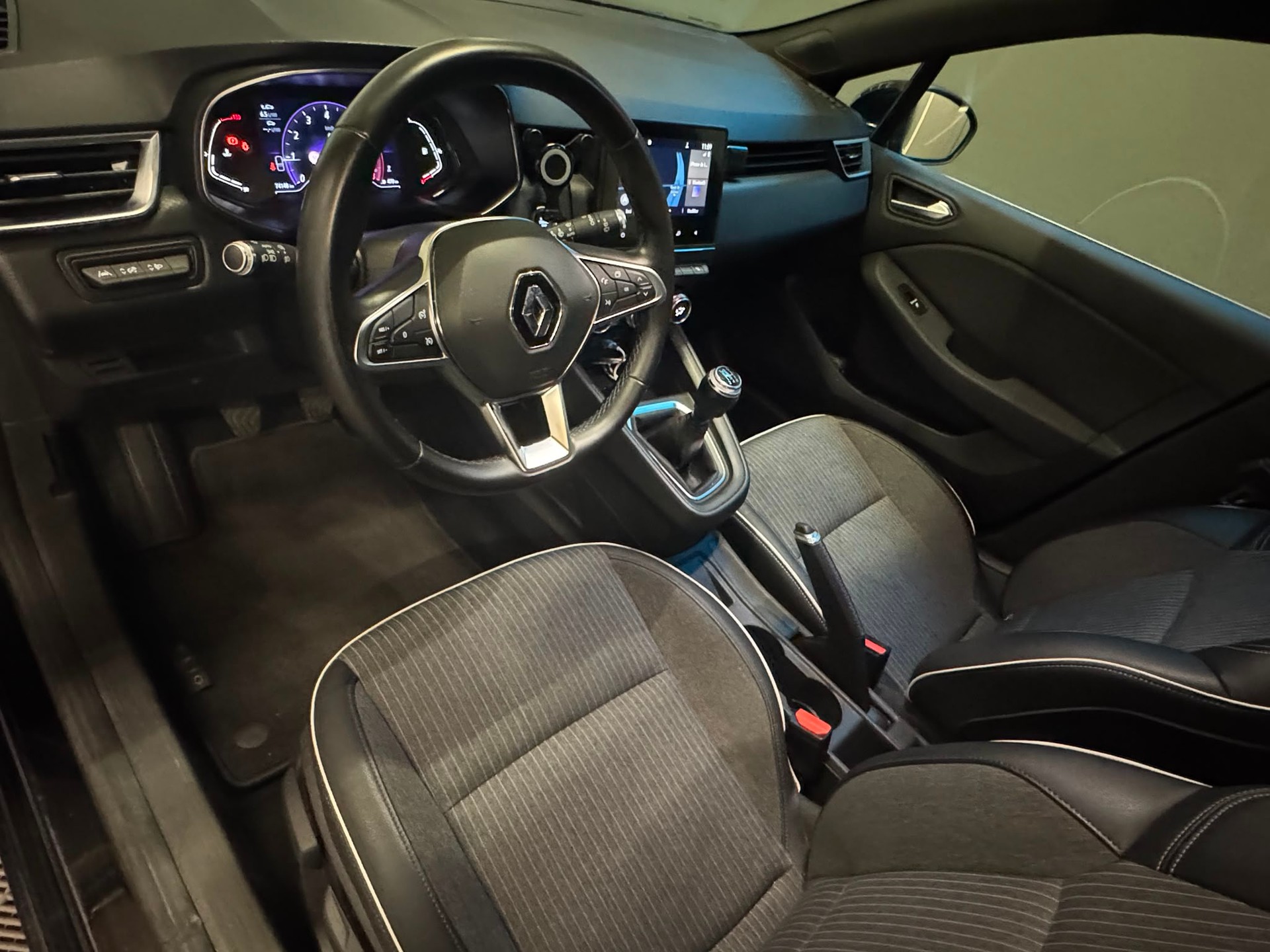 RENAULT Clio 1.0 Intens-image-1