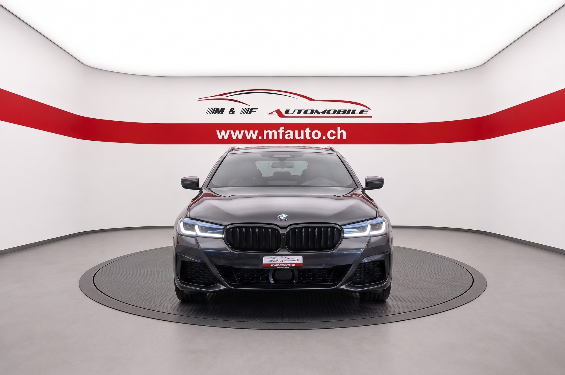 BMW 530d xDrive SAG Touring M-Sport-showroom-element-2