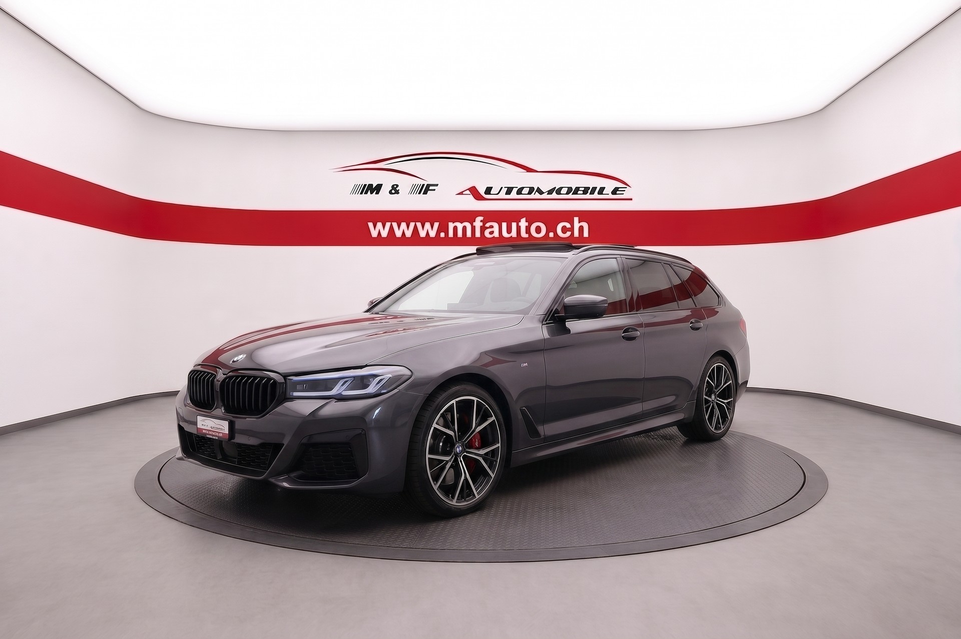 BMW 530d xDrive SAG Touring M-Sport-showroom-element-1