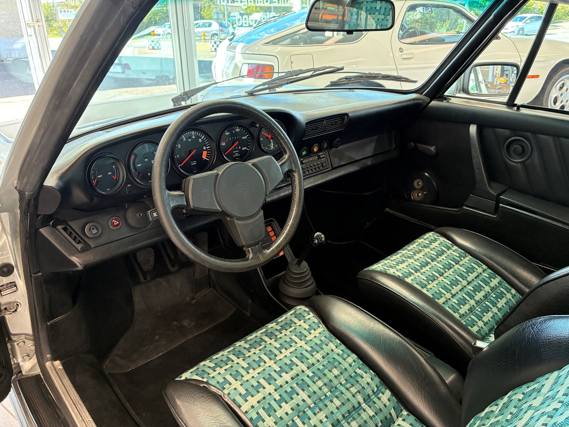 PORSCHE 911 SC Targa-image-6