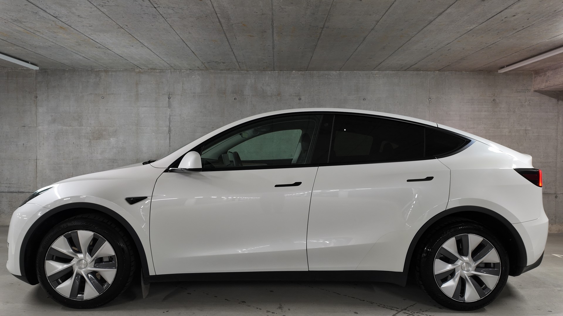 TESLA Model Y Long Range-image-2