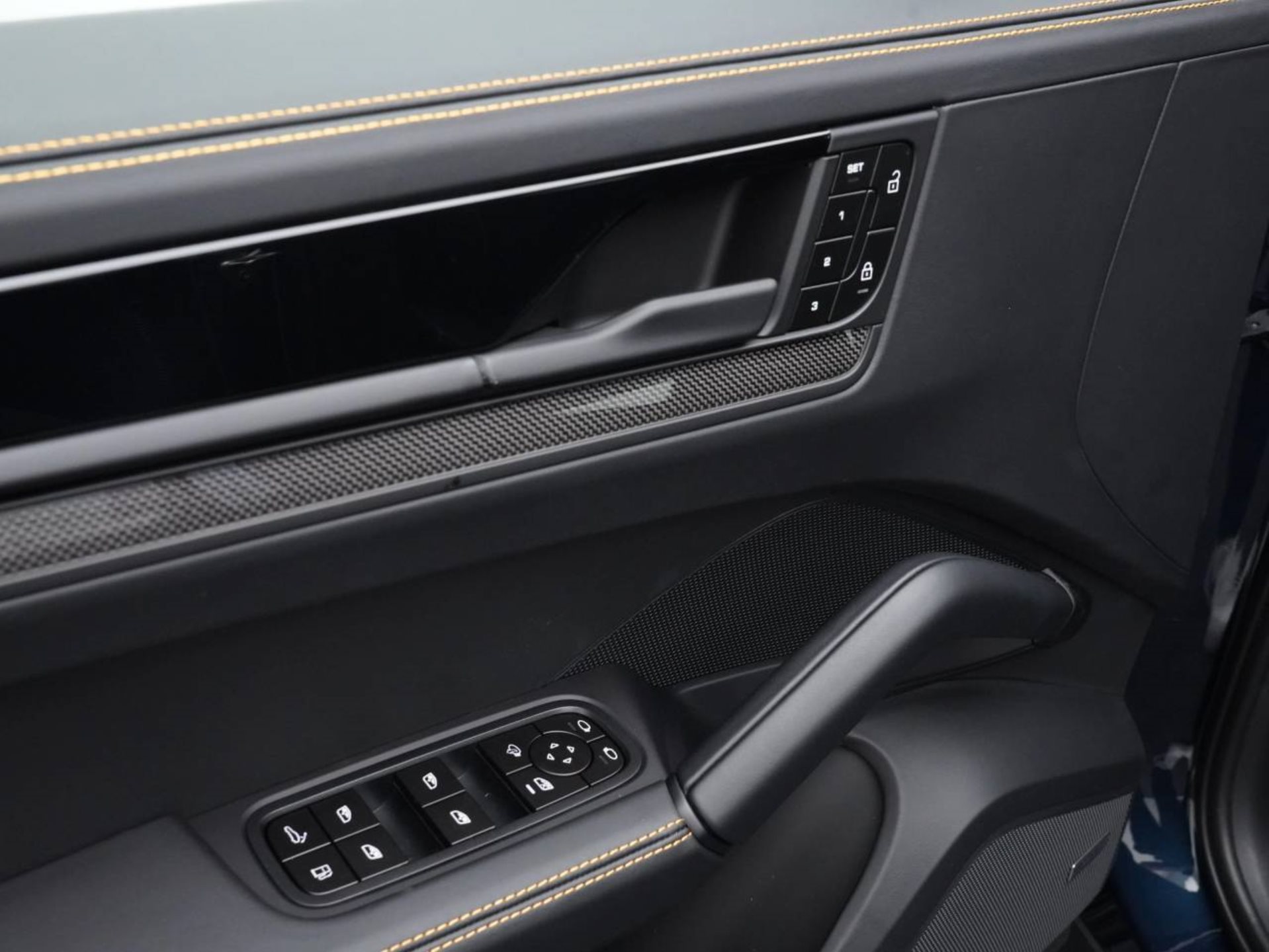 PORSCHE Cayenne Turbo E-Hybrid Coupé mit GT-Paket-image-21