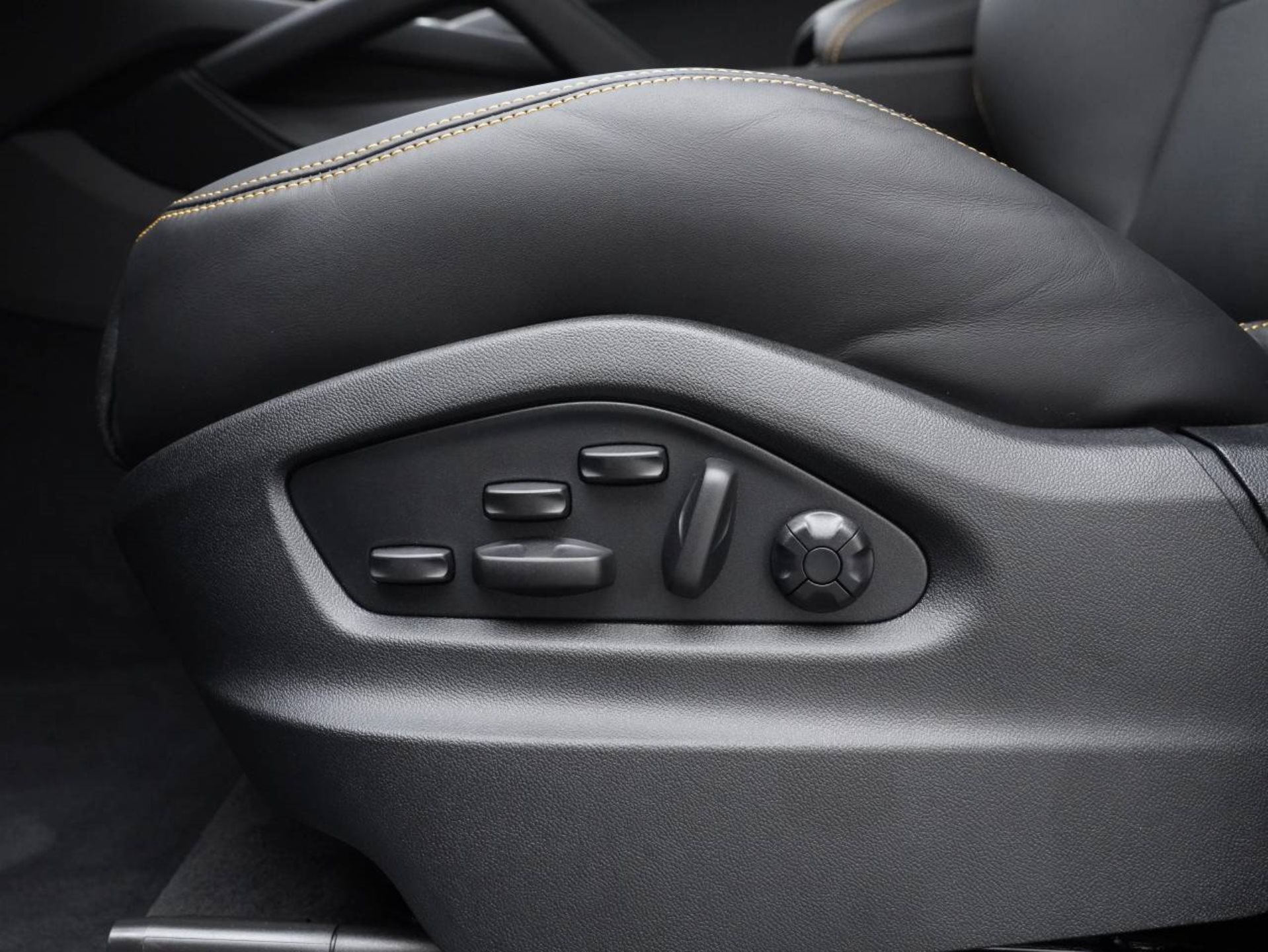 PORSCHE Cayenne Turbo E-Hybrid Coupé mit GT-Paket-image-22