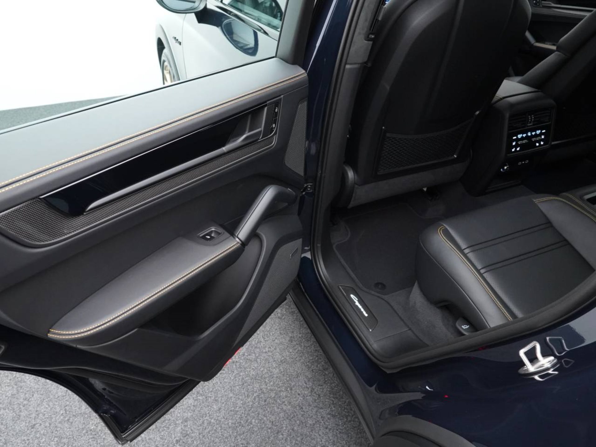 PORSCHE Cayenne Turbo E-Hybrid Coupé mit GT-Paket-image-27