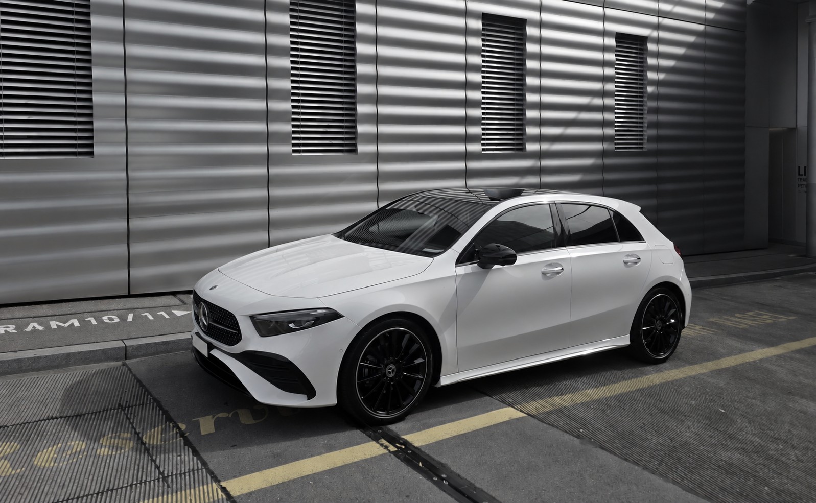 MERCEDES-BENZ A 200 AMG Line-image-0