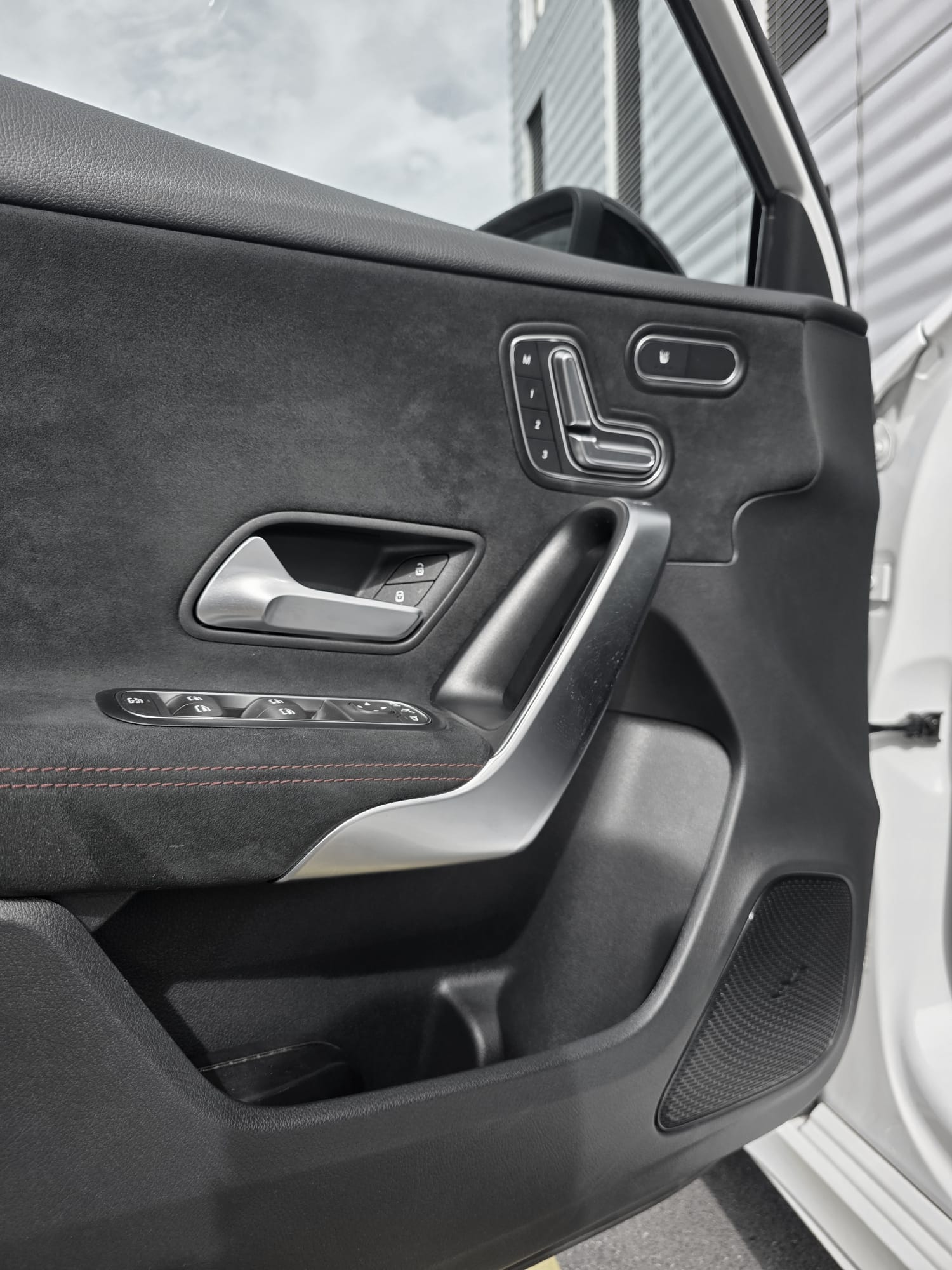 MERCEDES-BENZ A 200 AMG Line-image-12