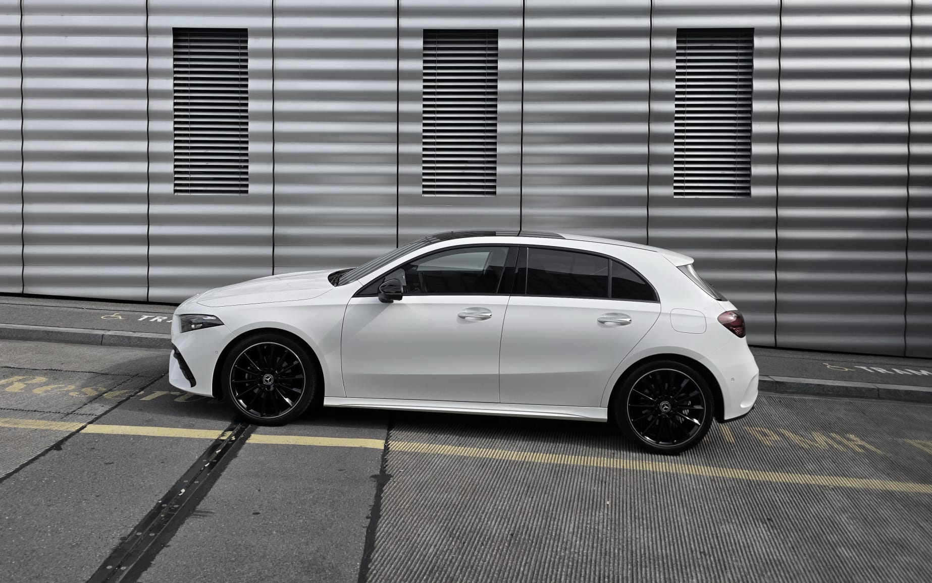 MERCEDES-BENZ A 200 AMG Line-image-1