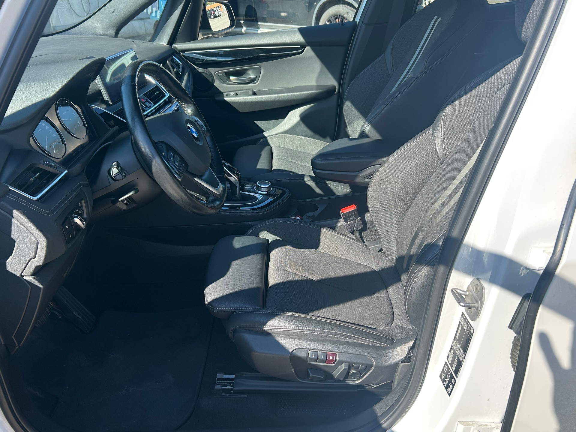 BMW 218d xDrive Active Tourer Steptronic Sport Line-image-8