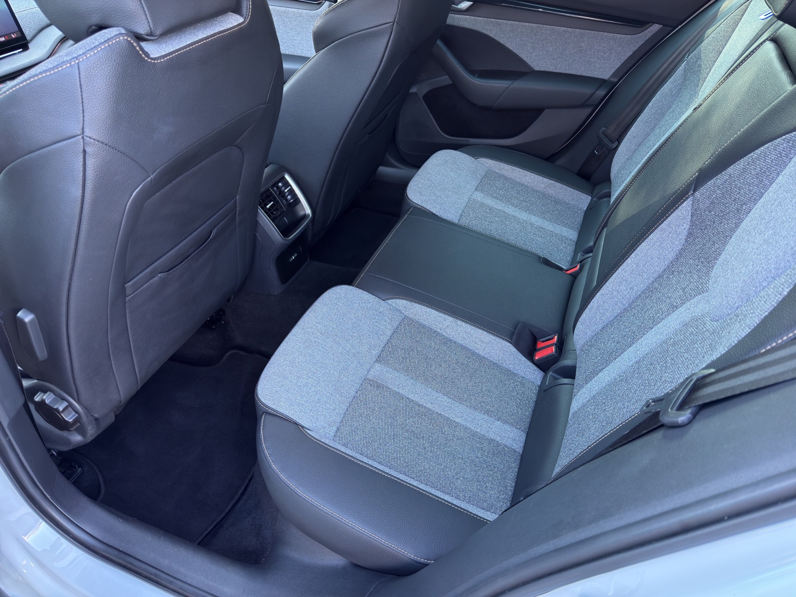 SKODA Octavia Combi 2.0 TDI DSG Selection-image-11