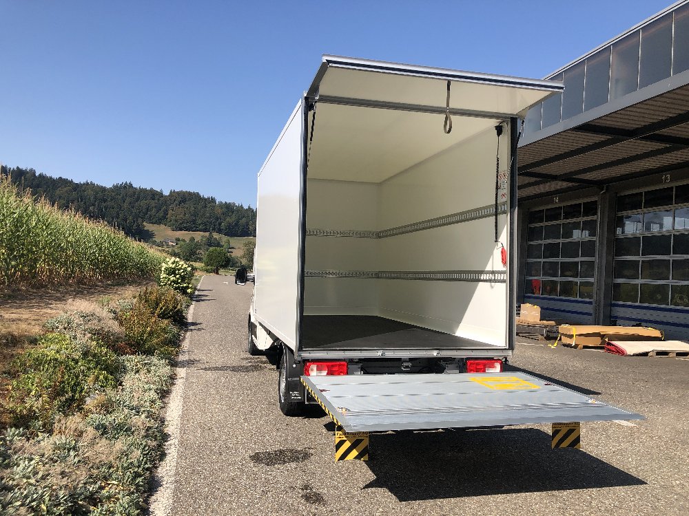 VW Crafter 35 2.0 BiTDI Champion HD L4 Koffer Hebebühne RWD Automat-image-1