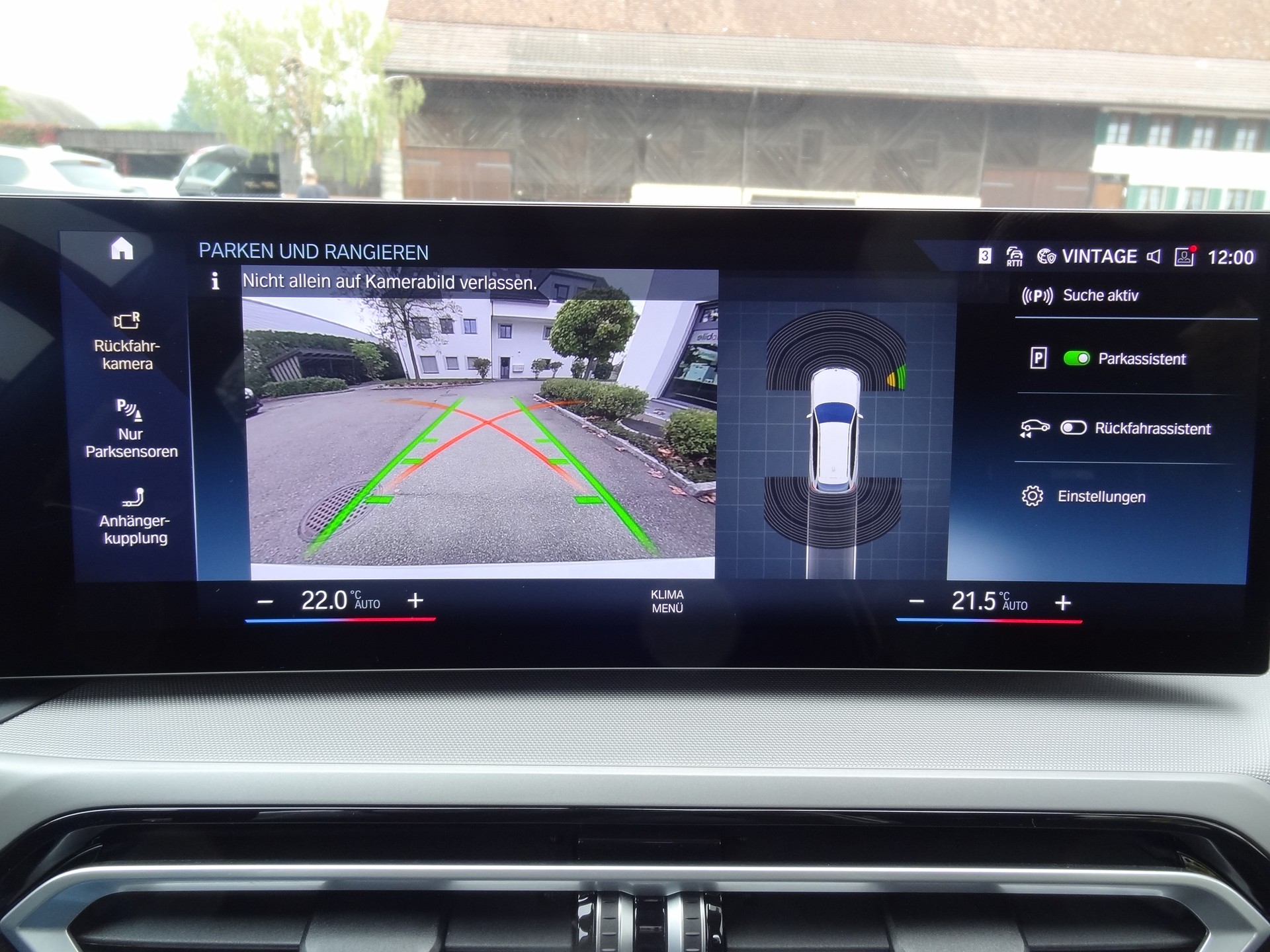 BMW 330e x DriveTouring Steptronic-image-19