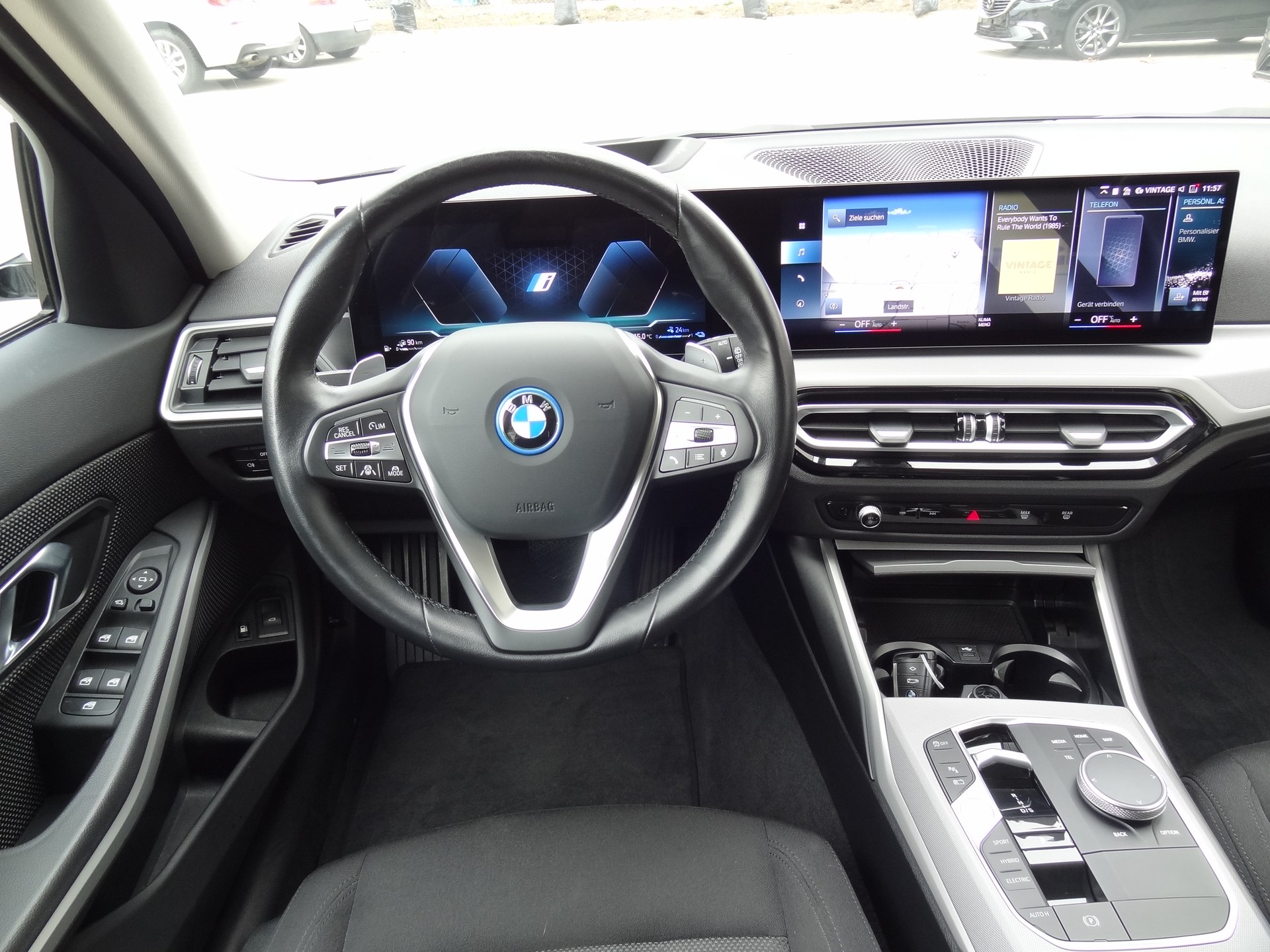 BMW 330e x DriveTouring Steptronic-image-10