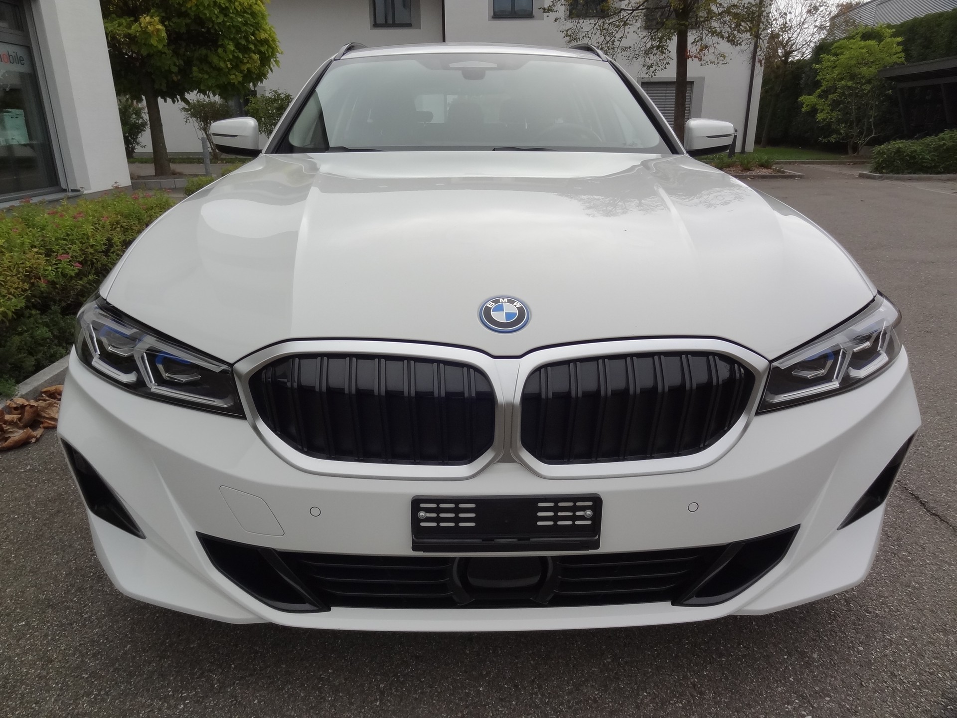 BMW 330e x DriveTouring Steptronic-image-5