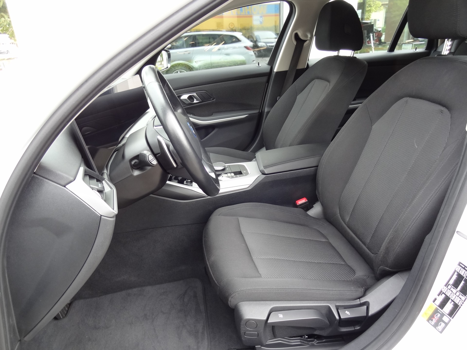 BMW 330e x DriveTouring Steptronic-image-7