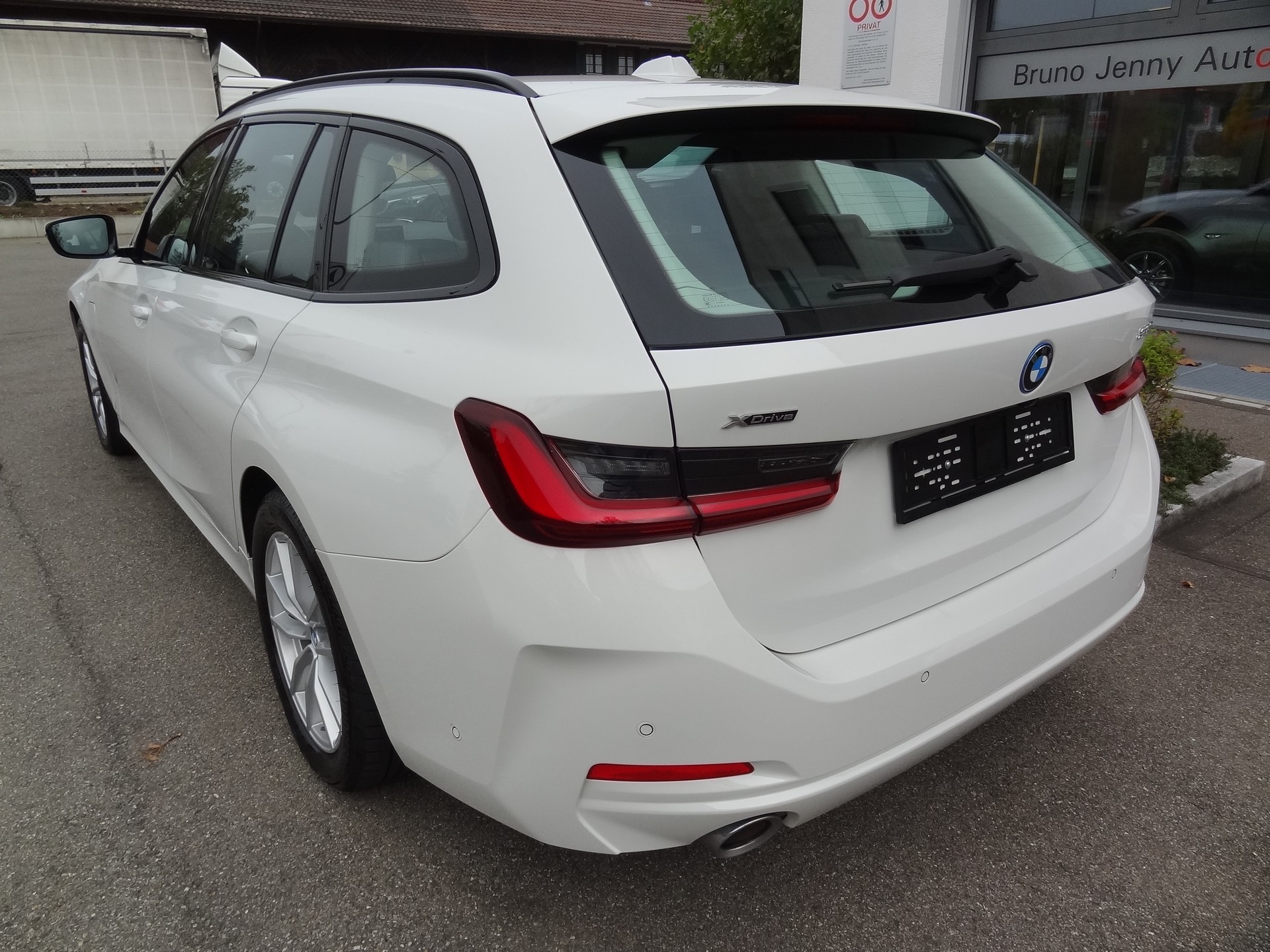 BMW 330e x DriveTouring Steptronic-image-2