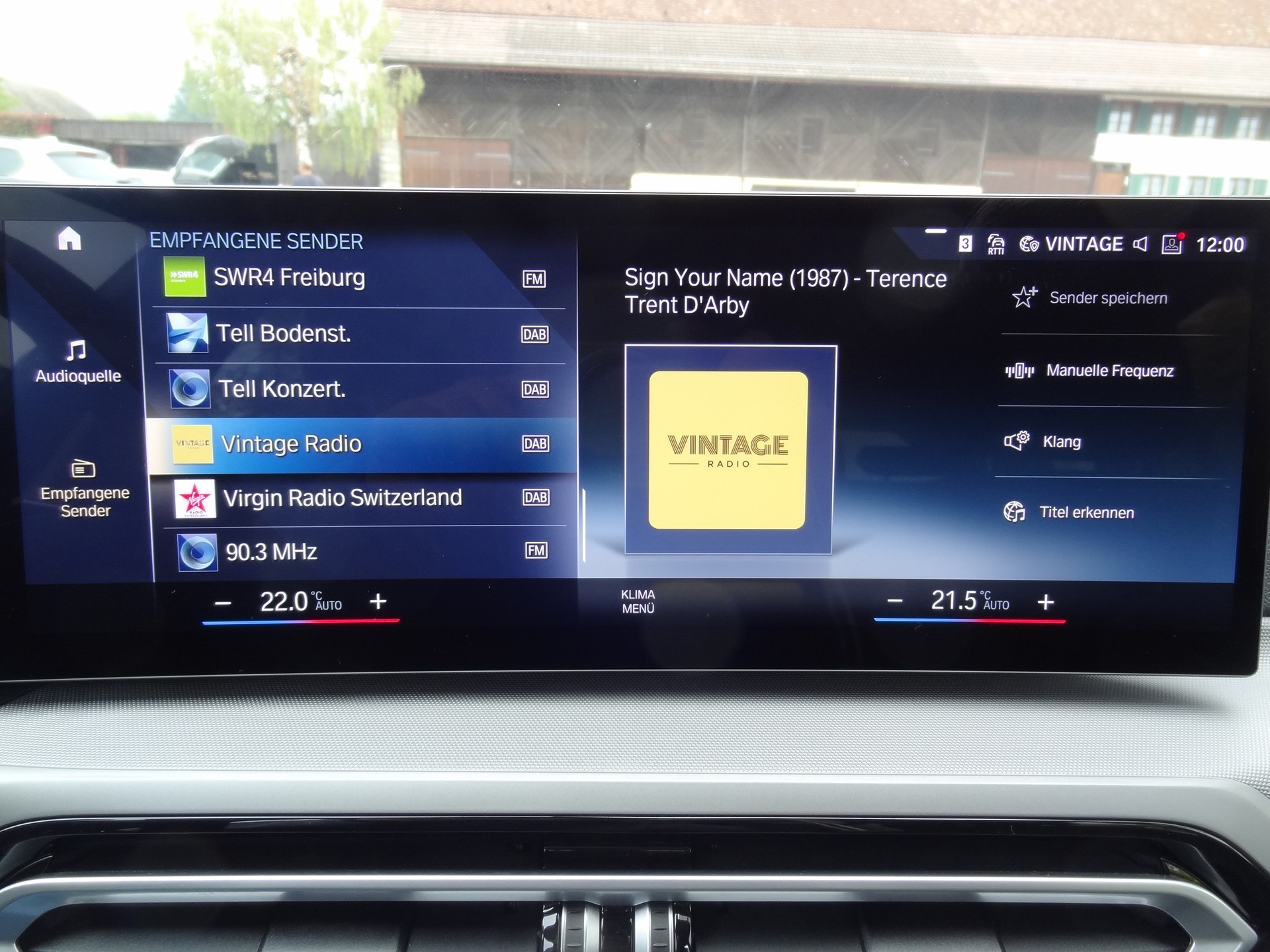 BMW 330e x DriveTouring Steptronic-image-18