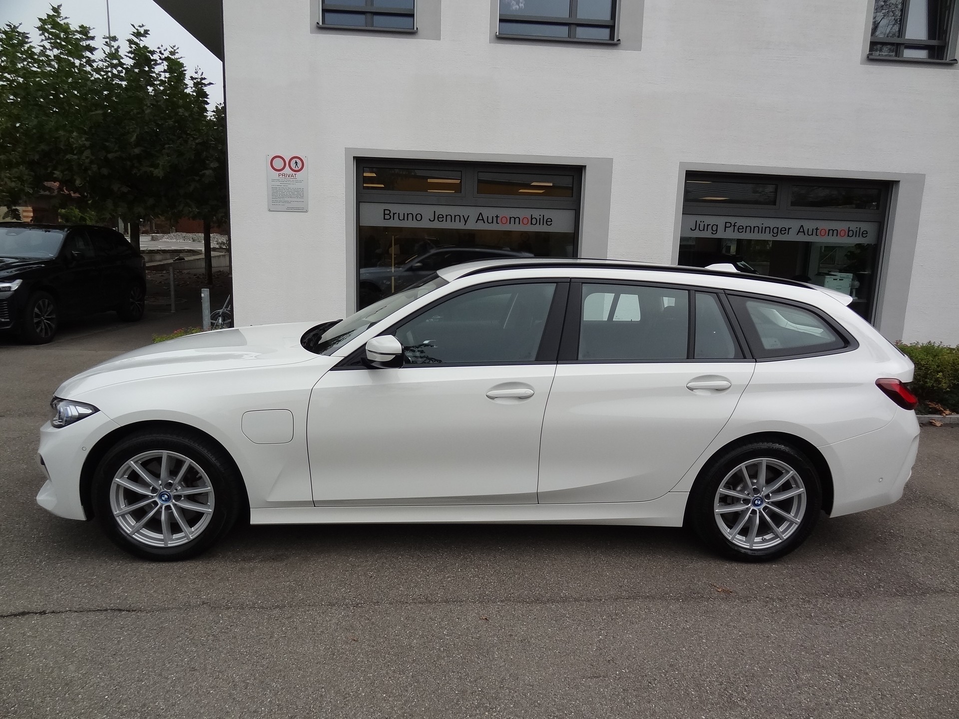 BMW 330e x DriveTouring Steptronic-image-1