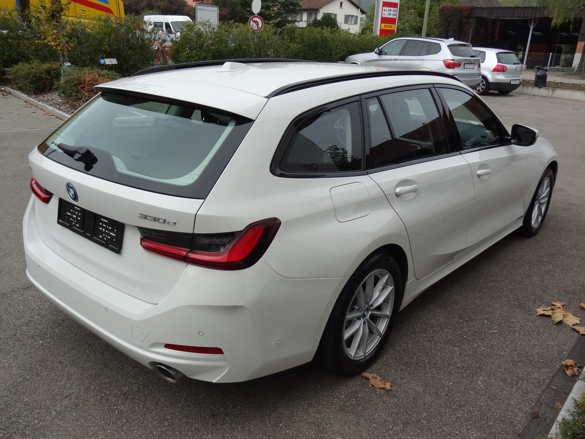 BMW 330e x DriveTouring Steptronic-image-3