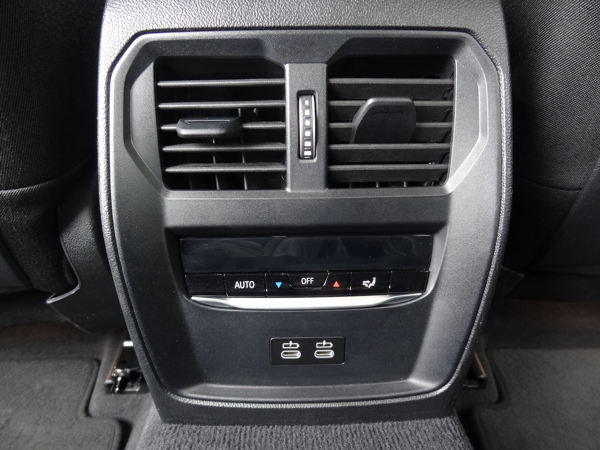 BMW 330e x DriveTouring Steptronic-image-9