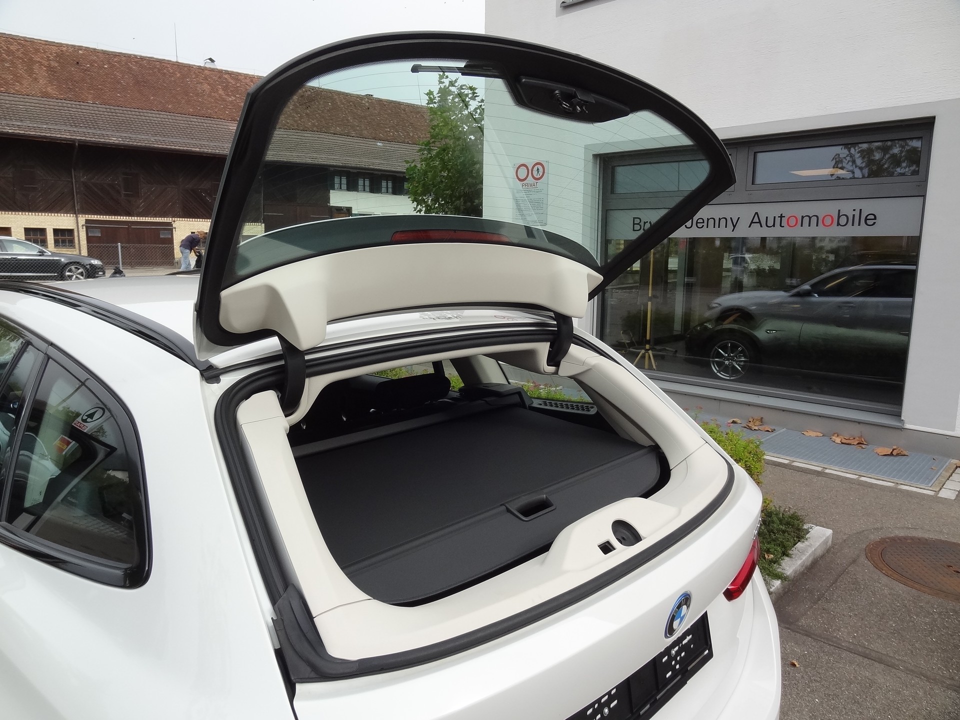 BMW 330e x DriveTouring Steptronic-image-28