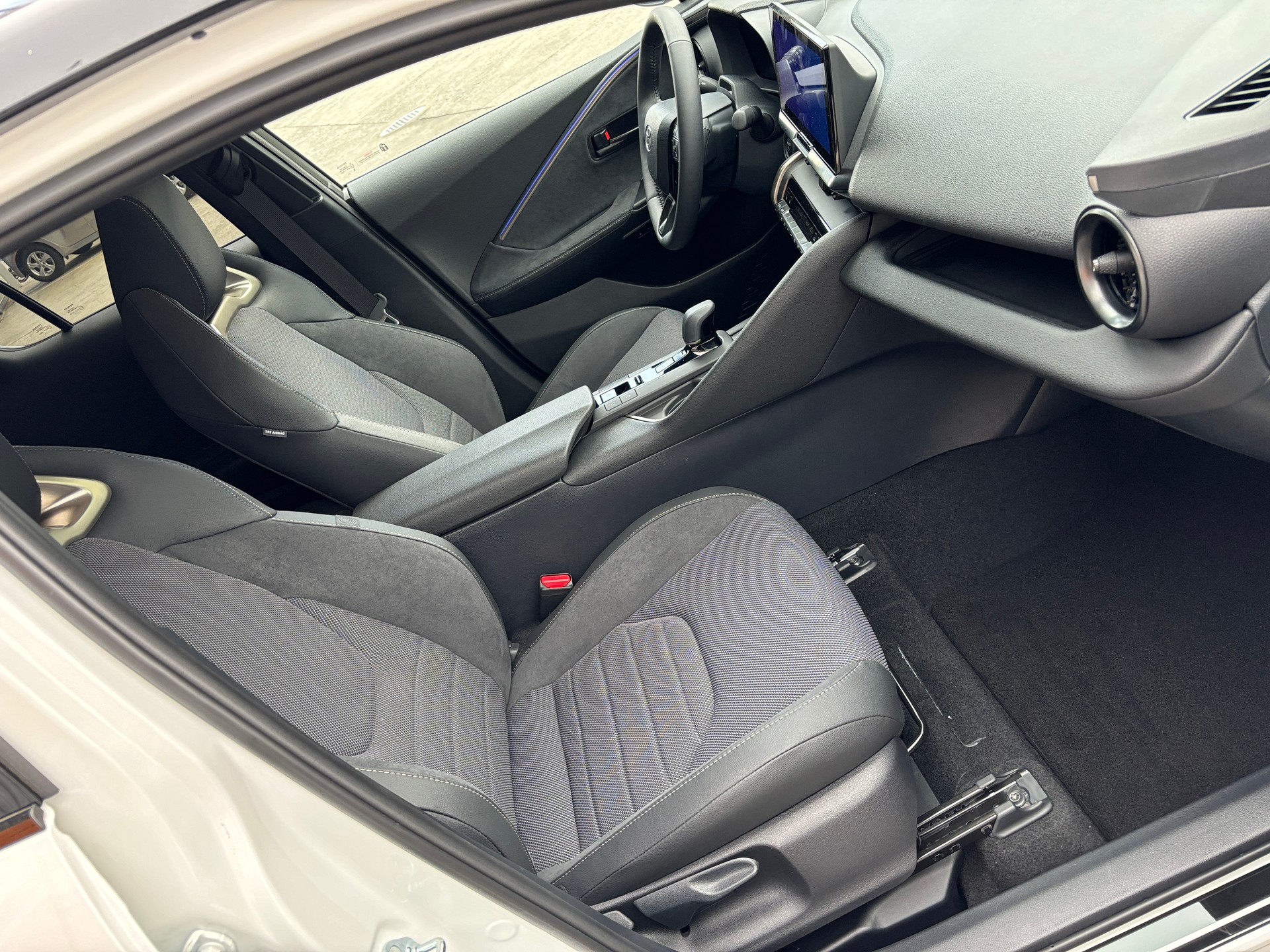 TOYOTA C-HR 2.0 HSD CVT Style 4WD-image-11