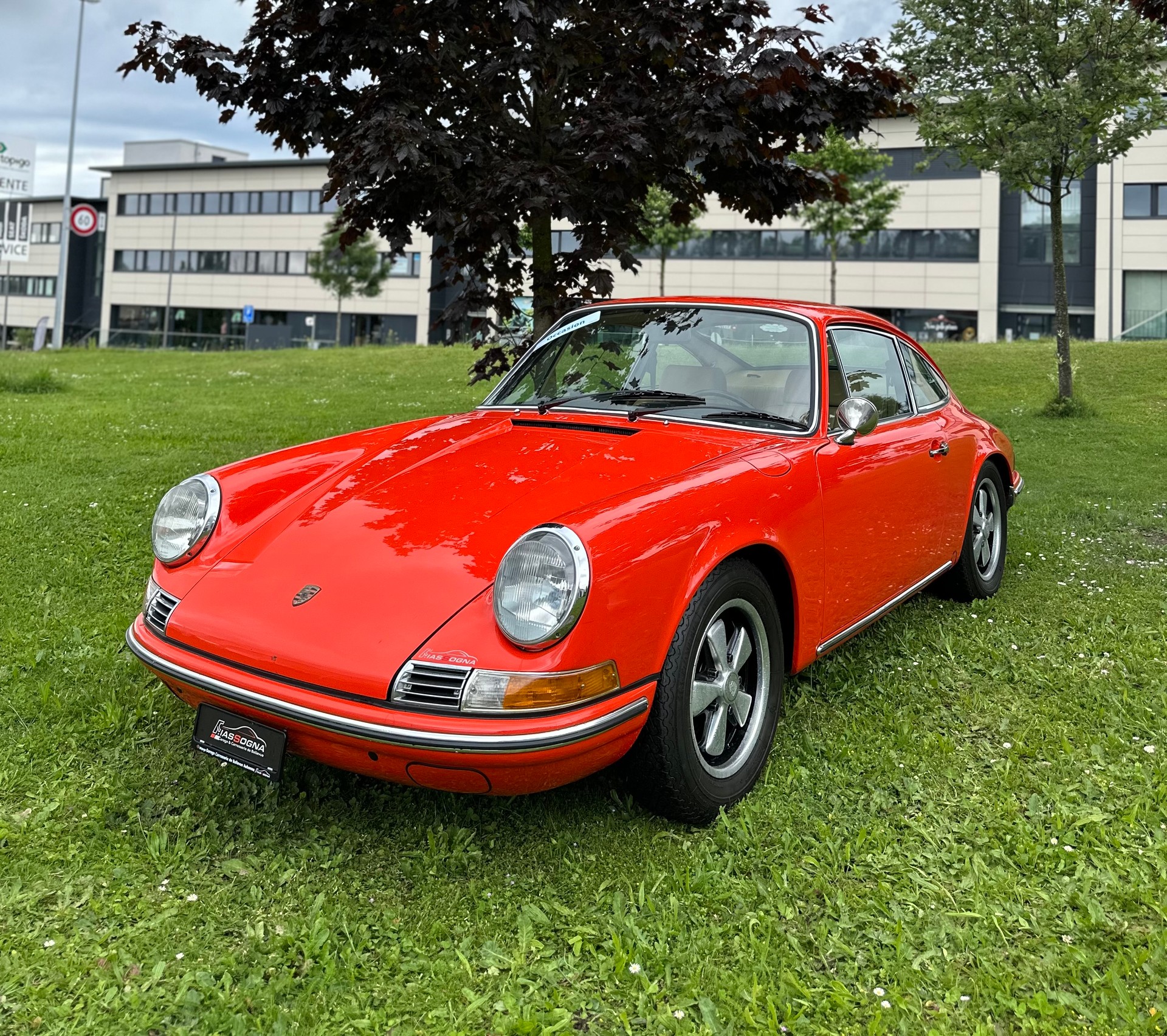 PORSCHE 911-showroom-element-1