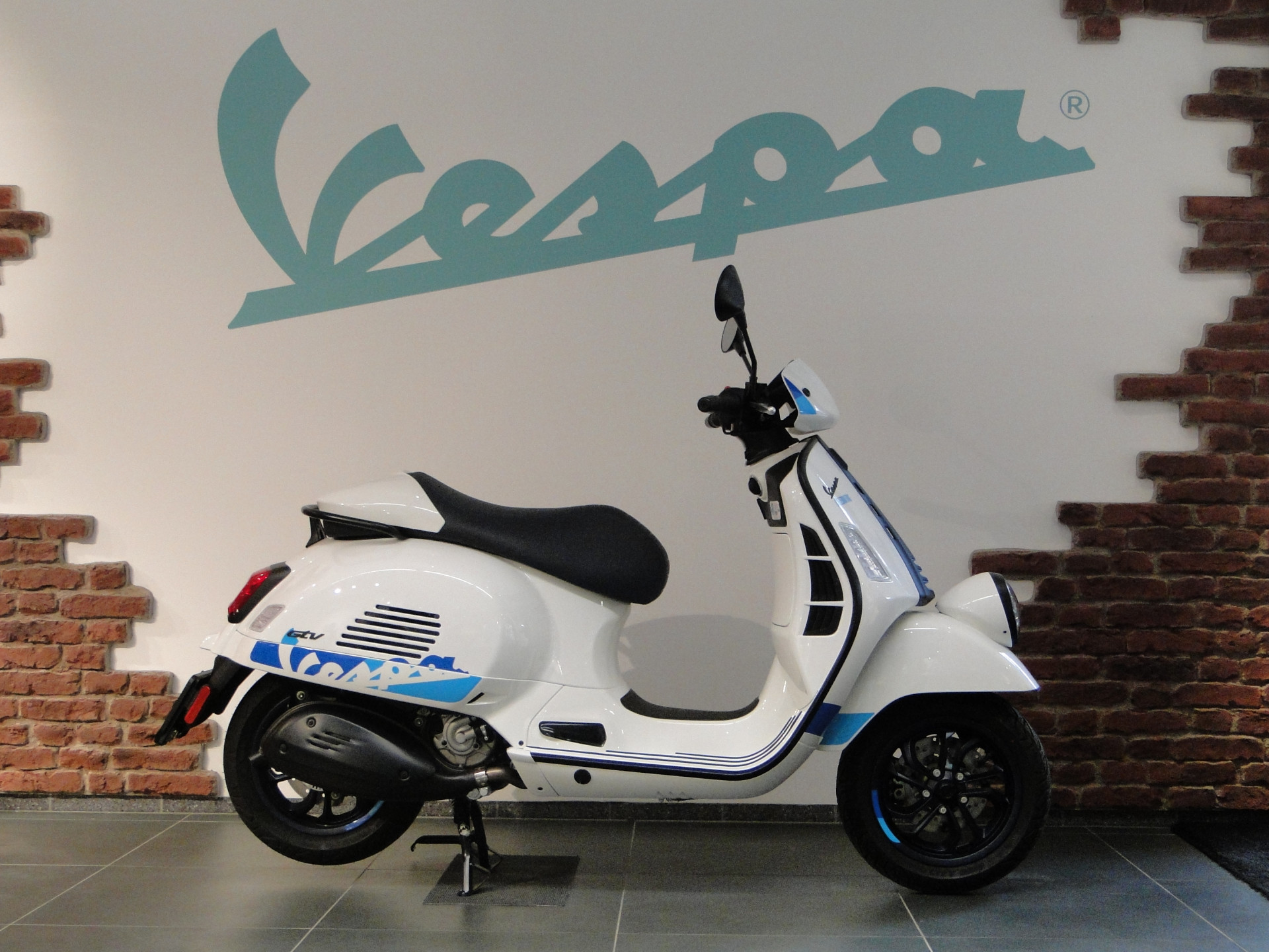 PIAGGIO Vespa GTV 300 HPE 140th of Piaggio-showroom-element-2