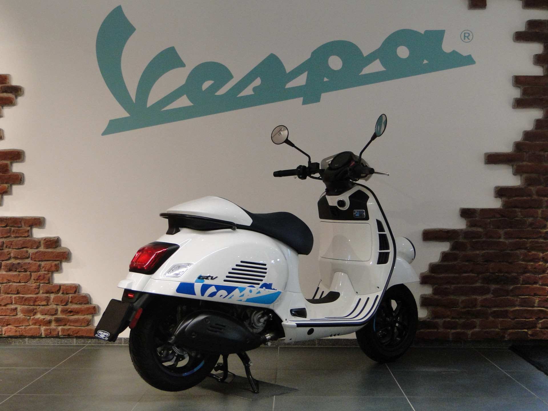 PIAGGIO Vespa GTV 300 HPE 140th of Piaggio-showroom-element-3